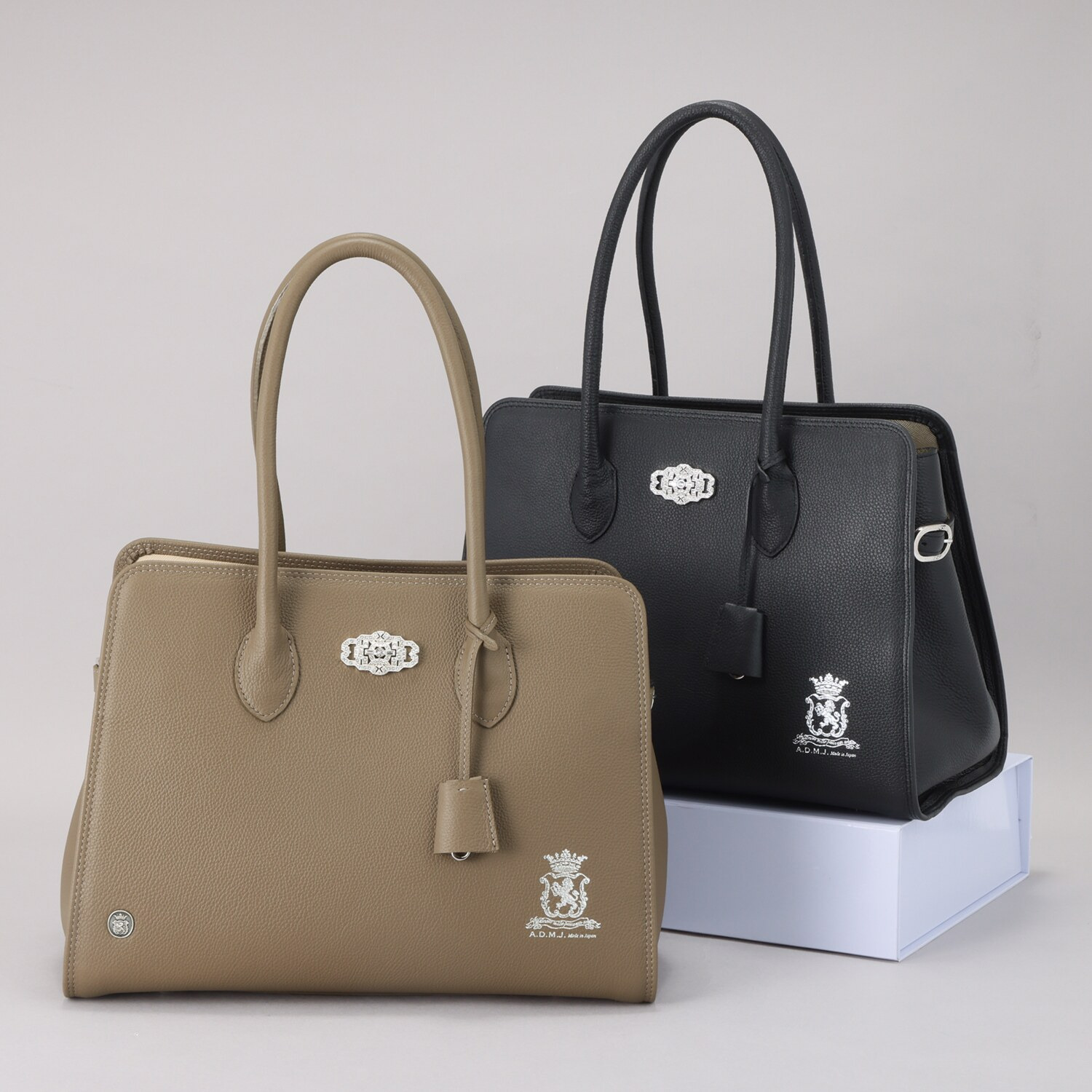 エーディーエムジェイ スパニッシュレザー アールデコモティーフ トートバッグ