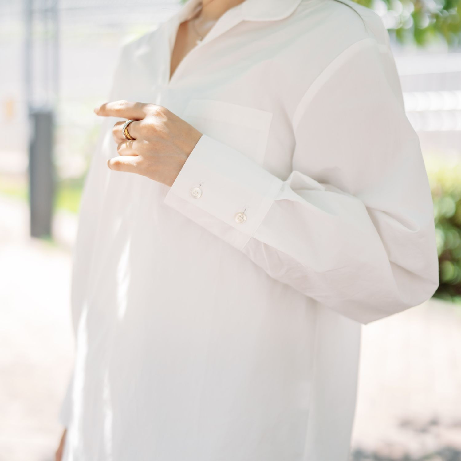 ヘ・エラ 大人美人な白シャツ