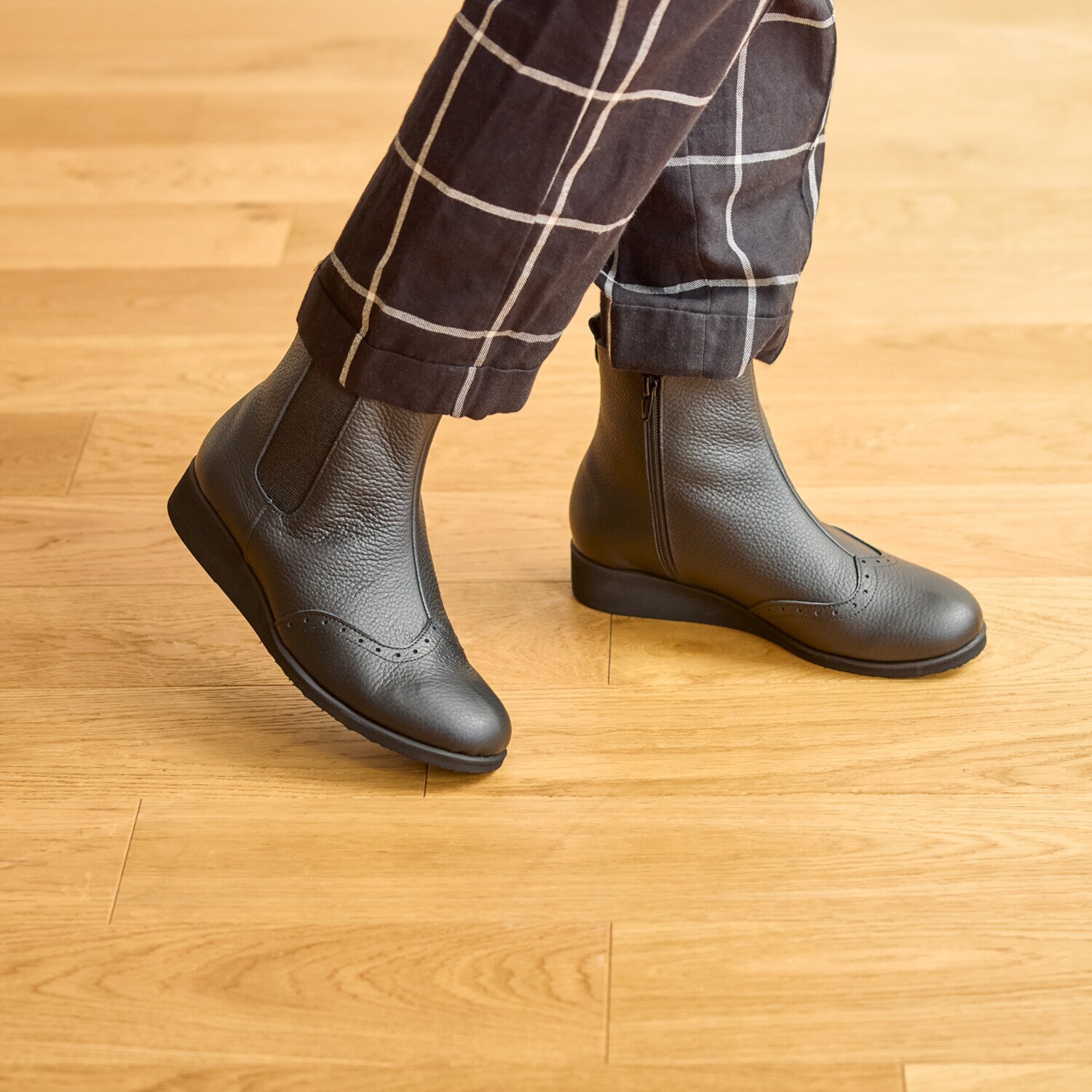 フィグリーノ 日本製　牛革柔らか仕立て 超軽量　メダリオン ウェッジソールブーツ