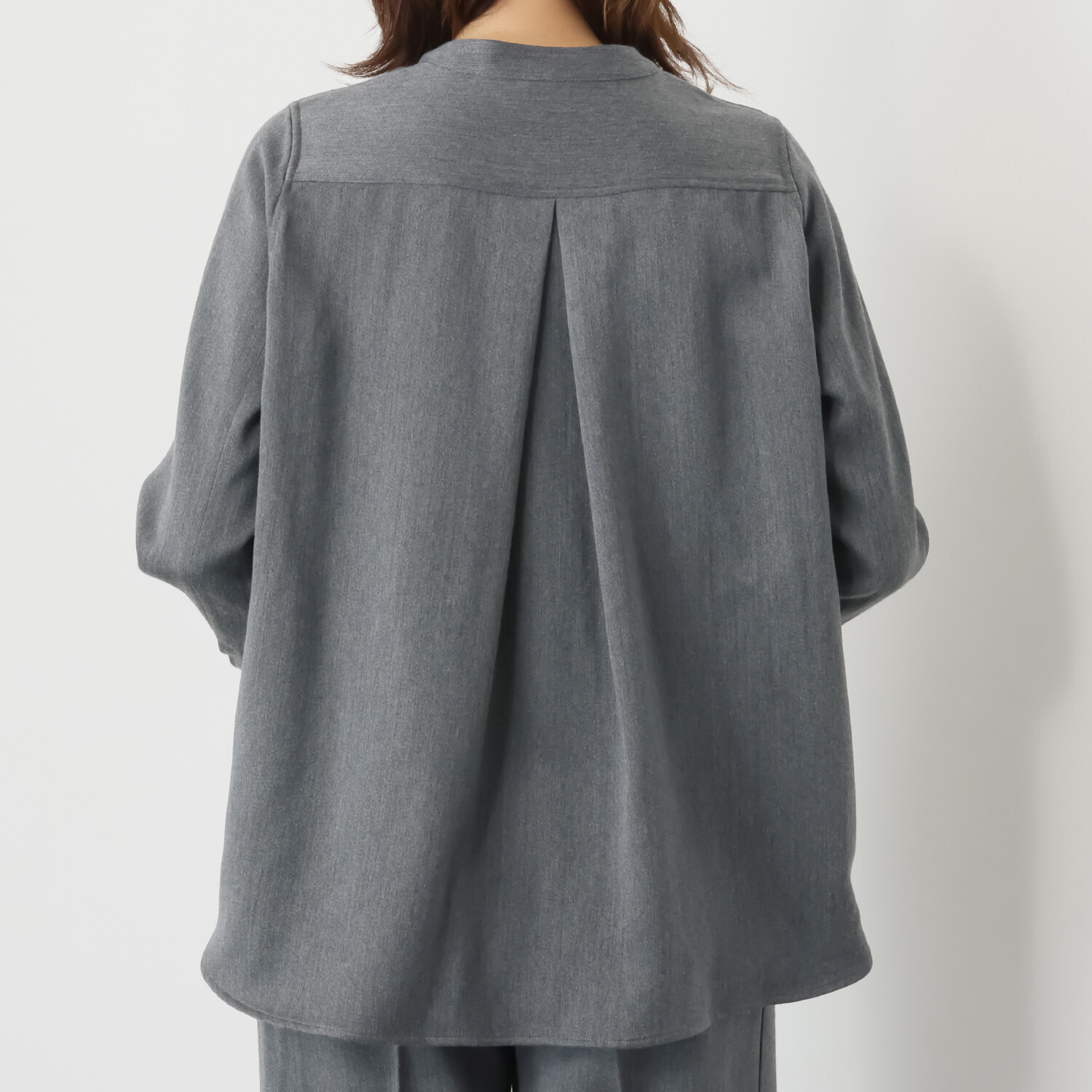 レア　ジェム ウールベネシャンの 優雅なツヤが映える シャツジャケット