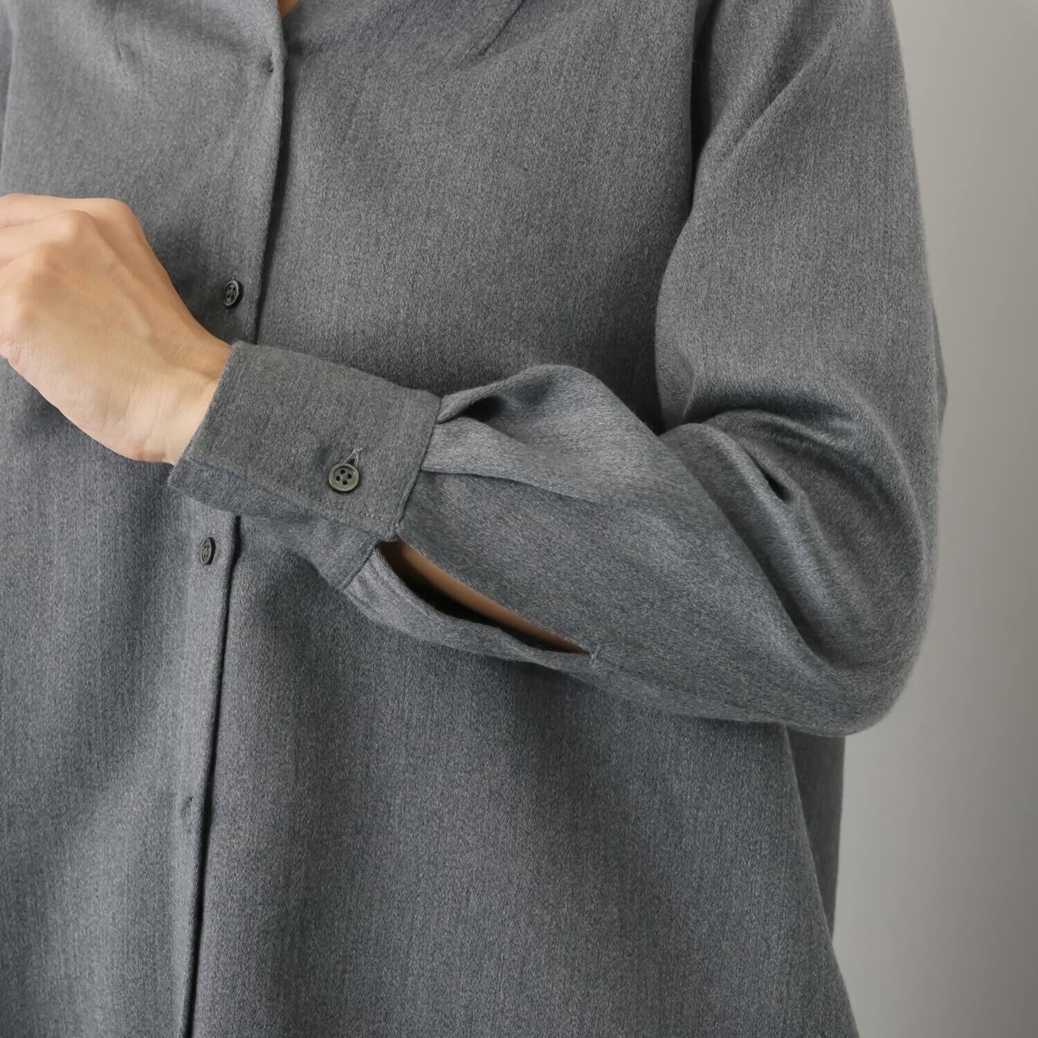 レア　ジェム ウールベネシャンの 優雅なツヤが映える シャツジャケット