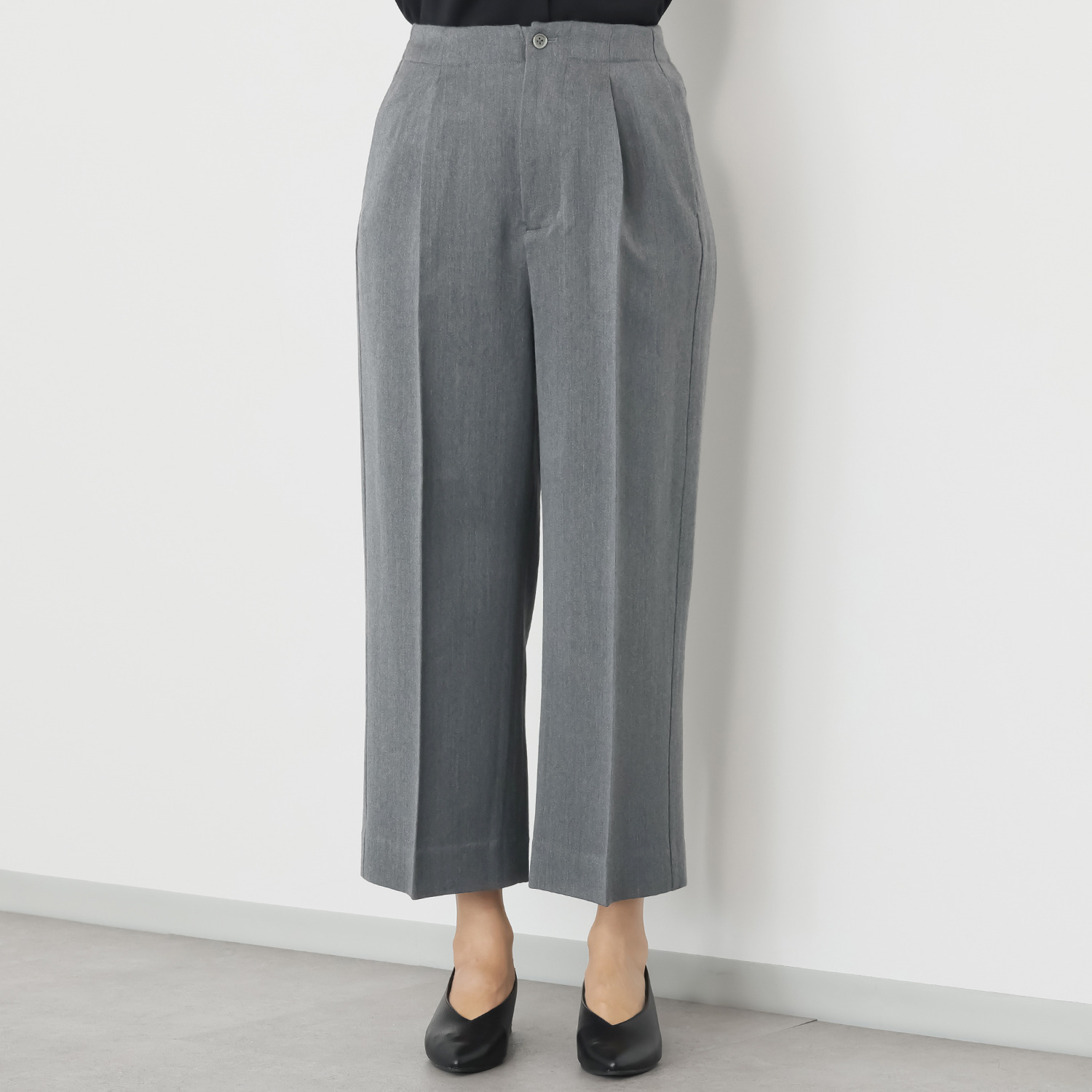 レア　ジェム ウールベネシャンの 優雅なツヤが映える ワイドパンツ
