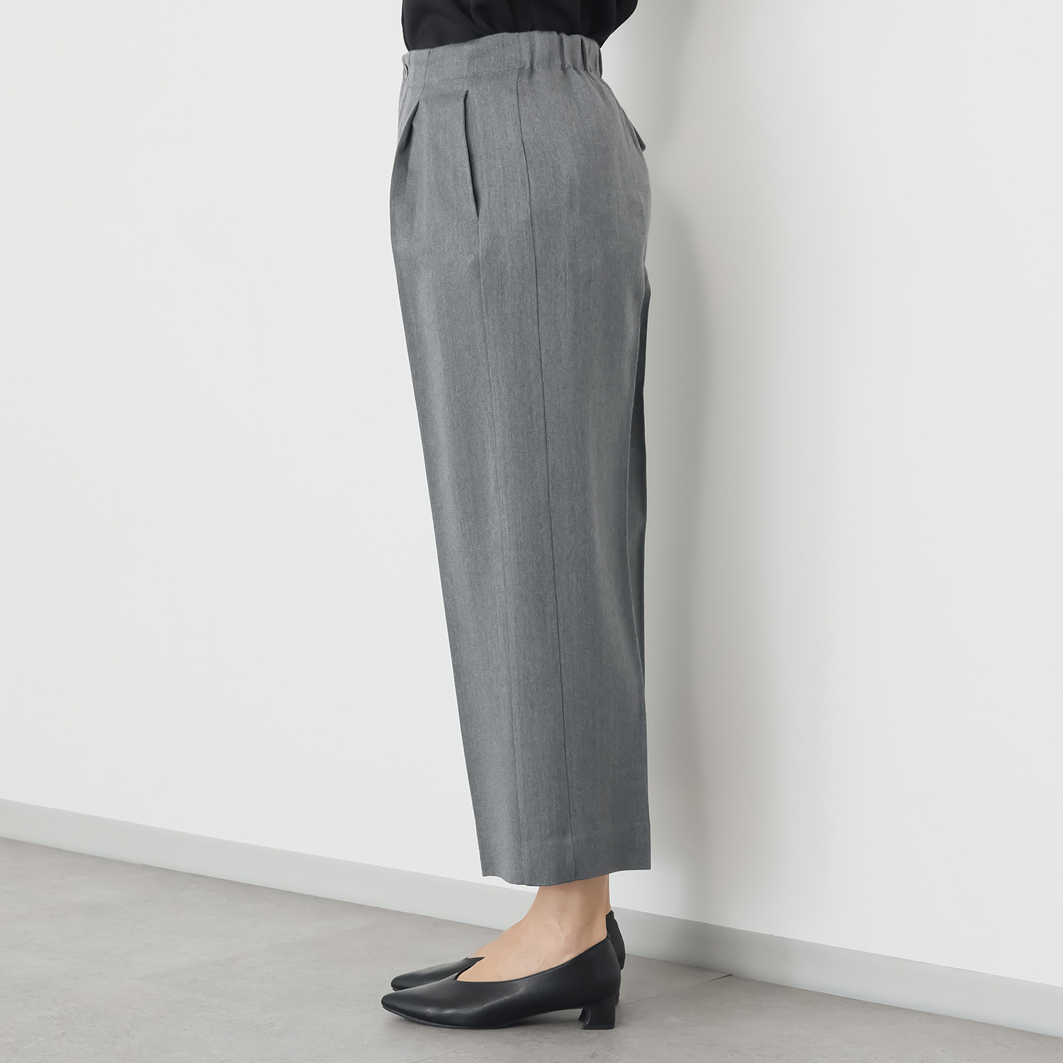 レア　ジェム ウールベネシャンの 優雅なツヤが映える ワイドパンツ