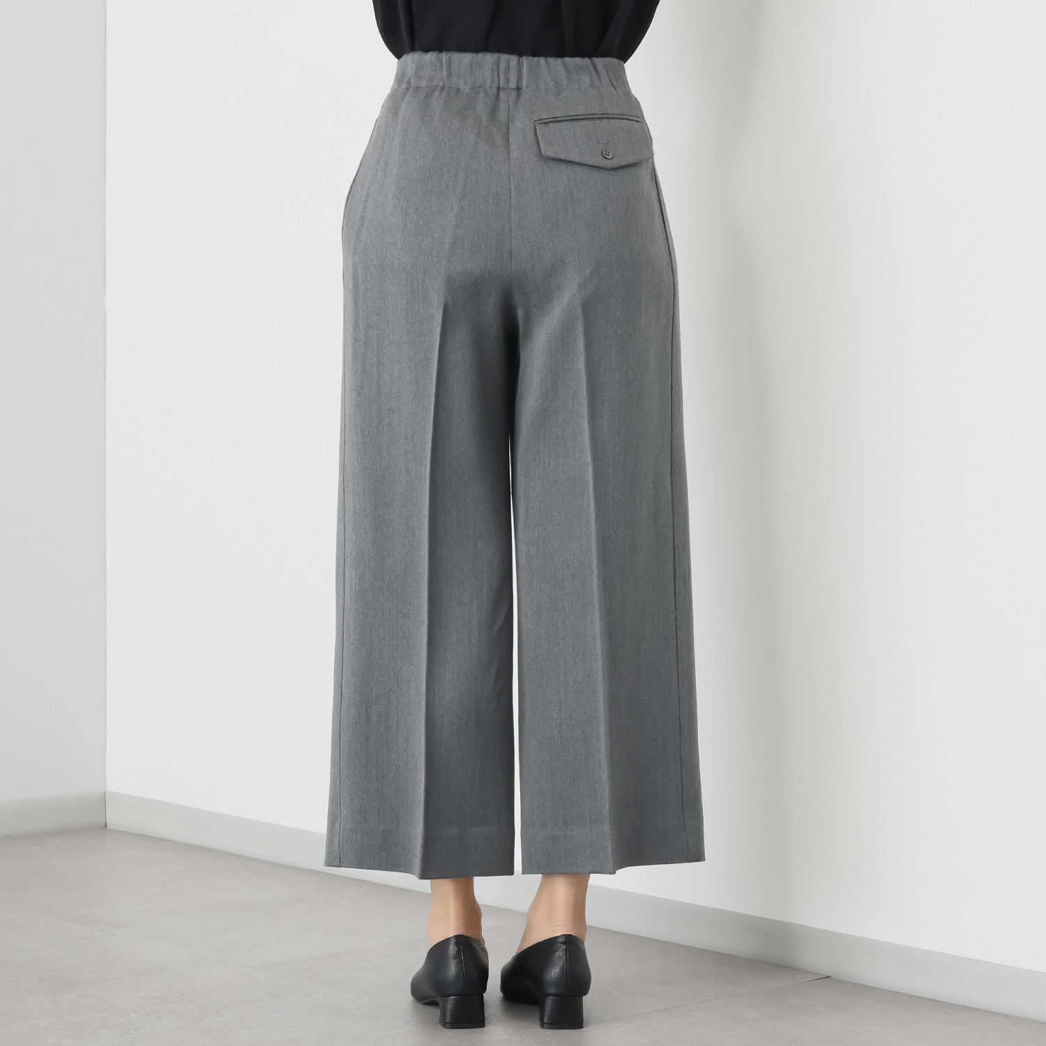 レア　ジェム ウールベネシャンの 優雅なツヤが映える ワイドパンツ