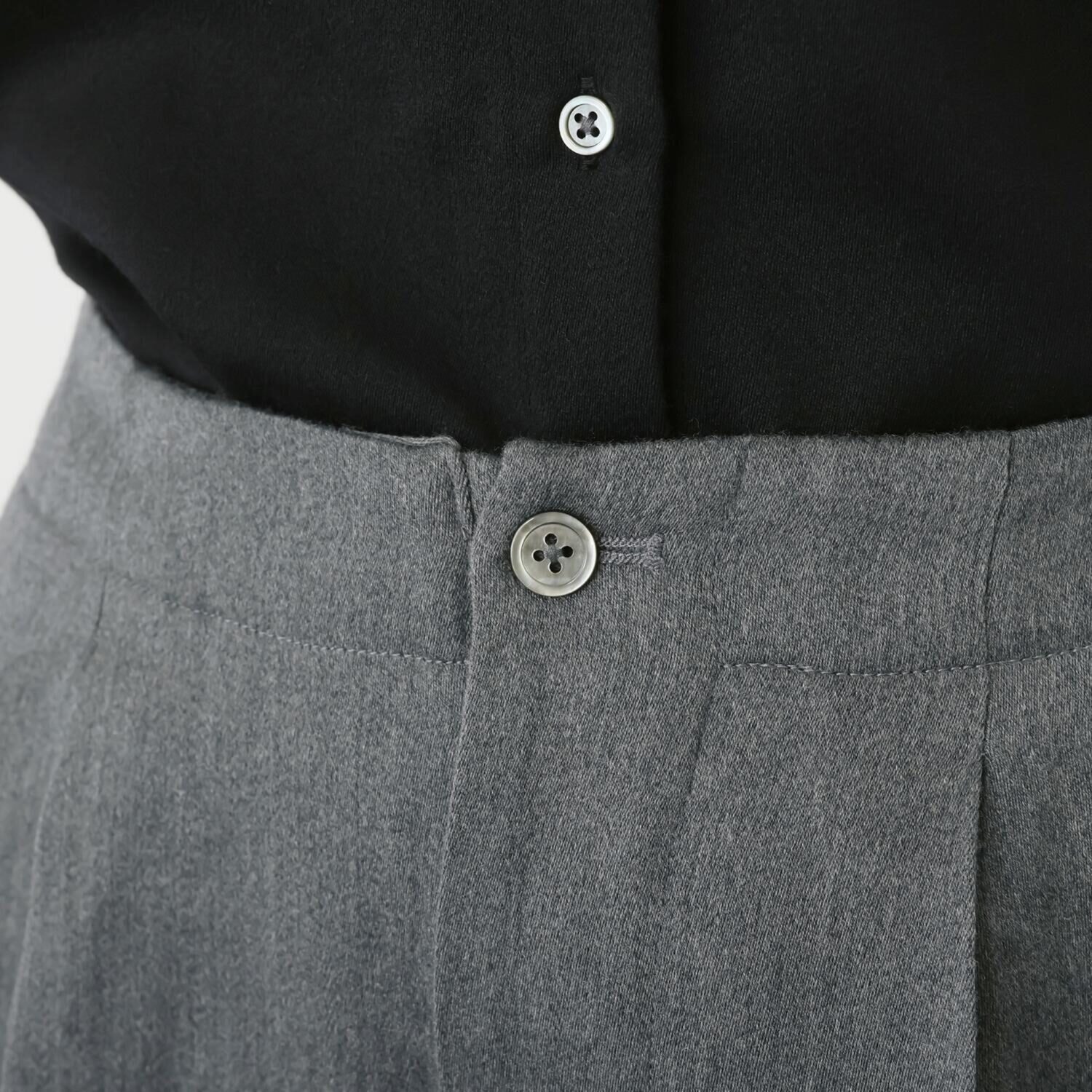 レア　ジェム ウールベネシャンの 優雅なツヤが映える ワイドパンツ