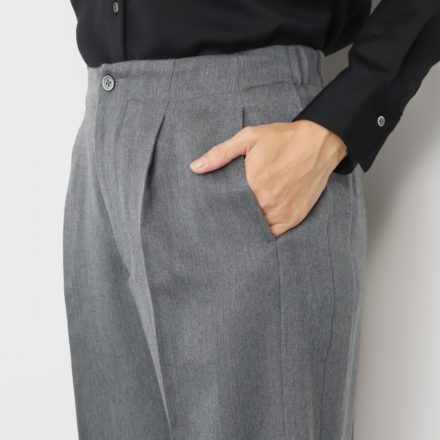 レア　ジェム ウールベネシャンの 優雅なツヤが映える ワイドパンツ