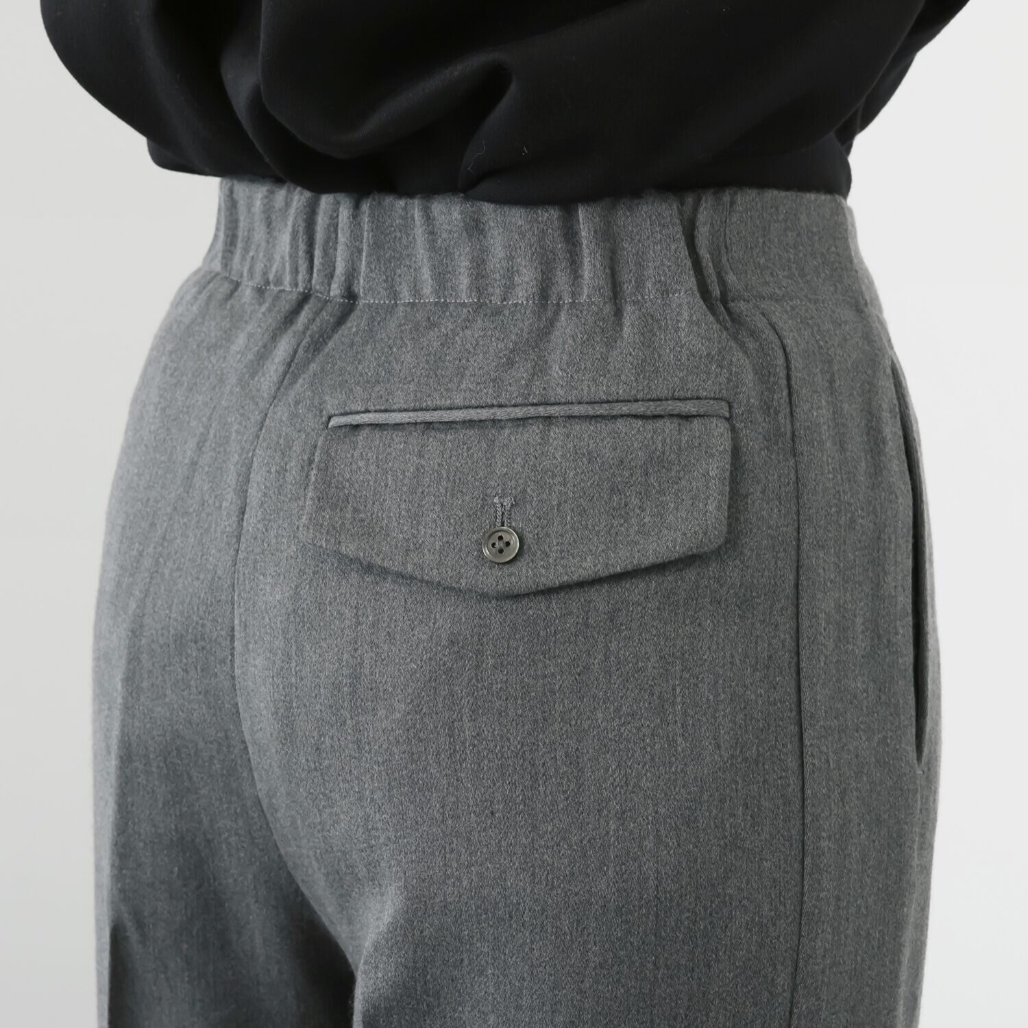 レア　ジェム ウールベネシャンの 優雅なツヤが映える ワイドパンツ