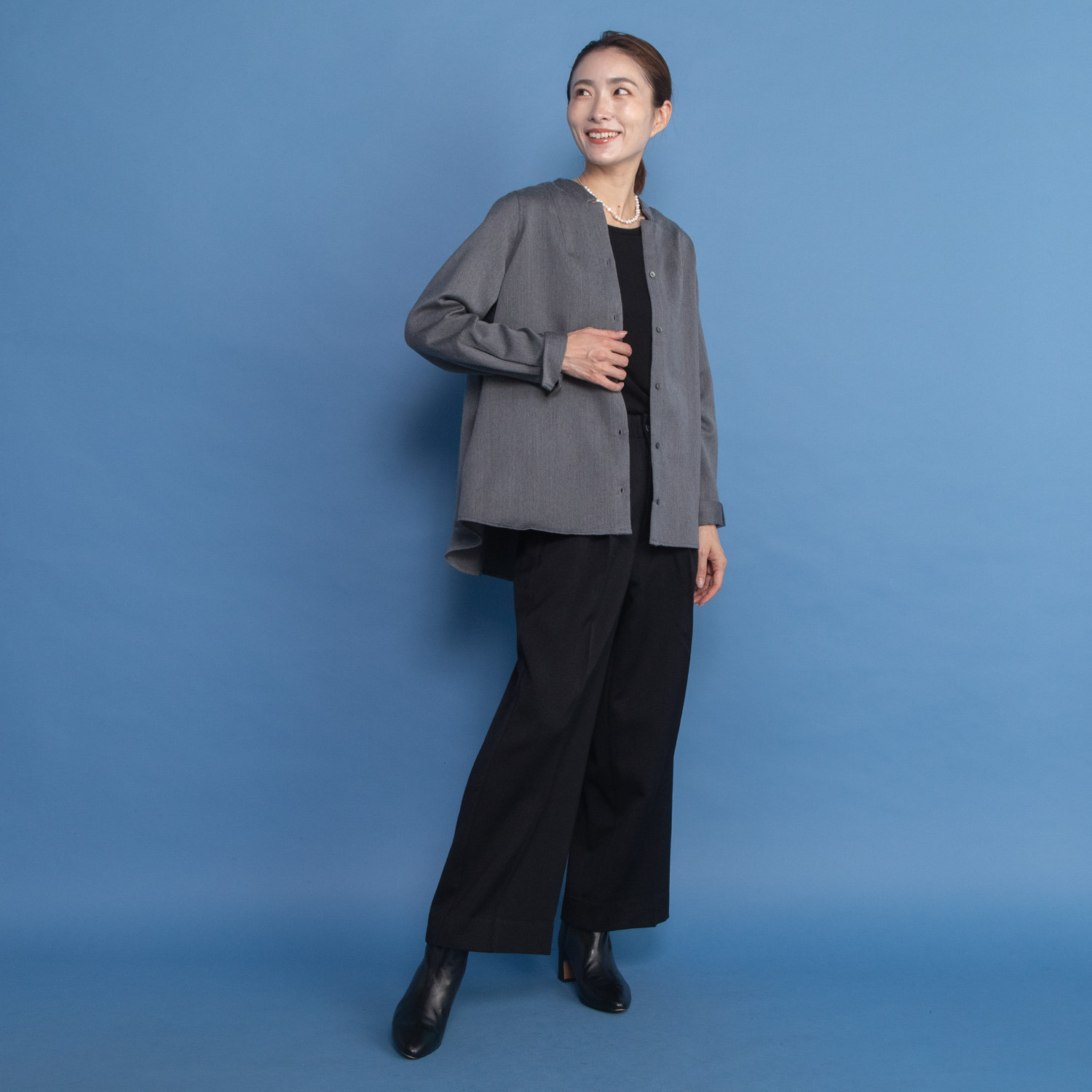 レア　ジェム ウールベネシャンの 優雅なツヤが映える ワイドパンツ