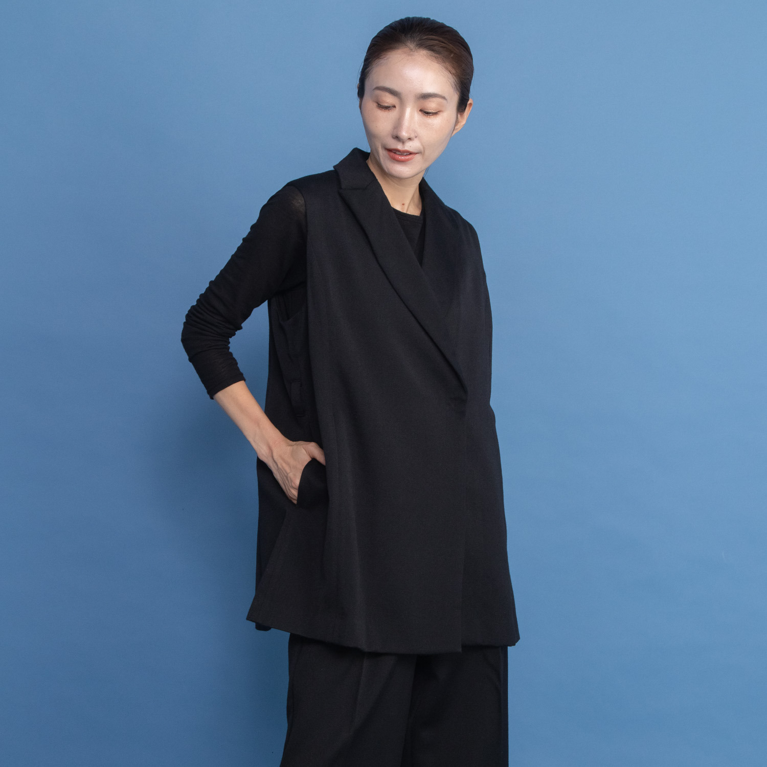 レア　ジェム ウールベネシャンの 優雅なツヤが映える デザインベスト