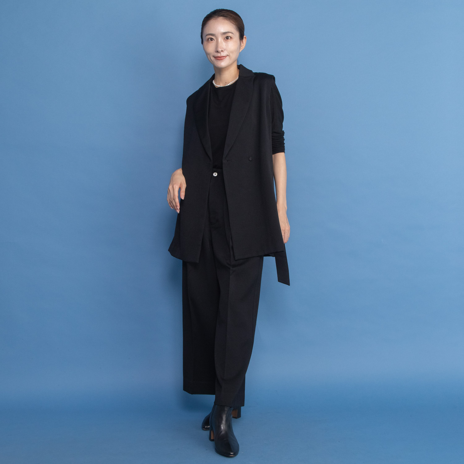 レア　ジェム ウールベネシャンの 優雅なツヤが映える デザインベスト