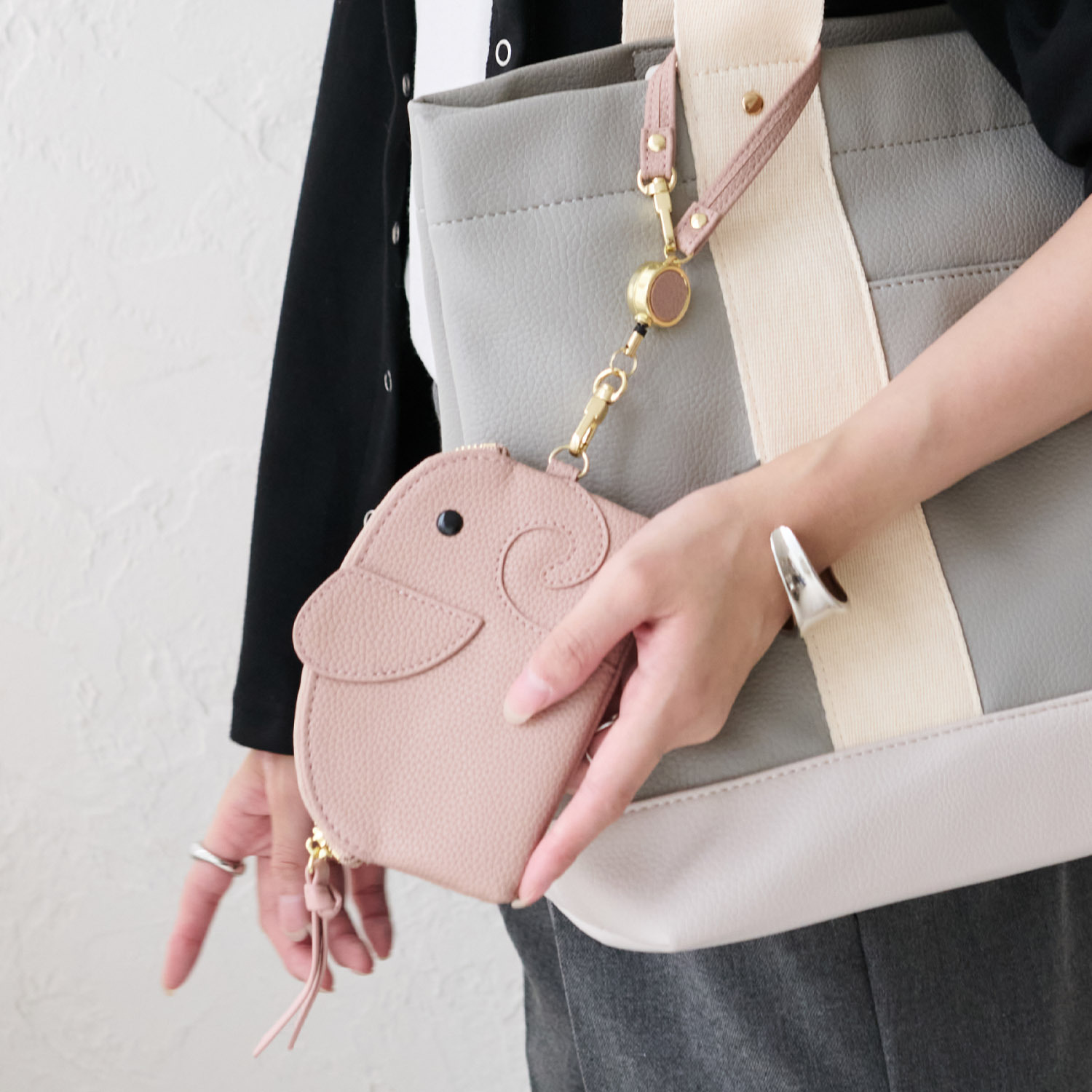 リズデイズ ゾウモティーフ マルチパスケース