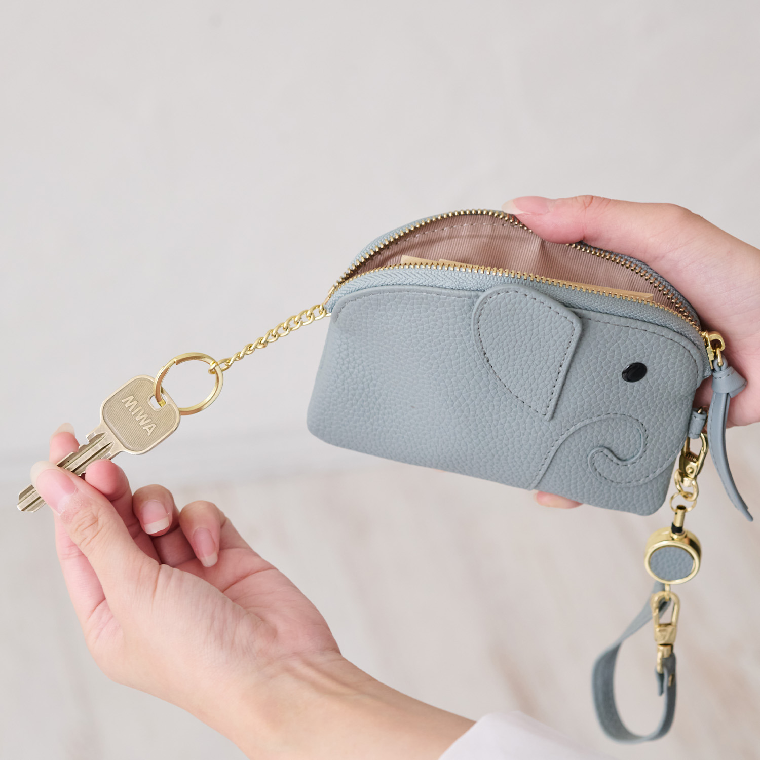 リズデイズ ゾウモティーフ マルチパスケース