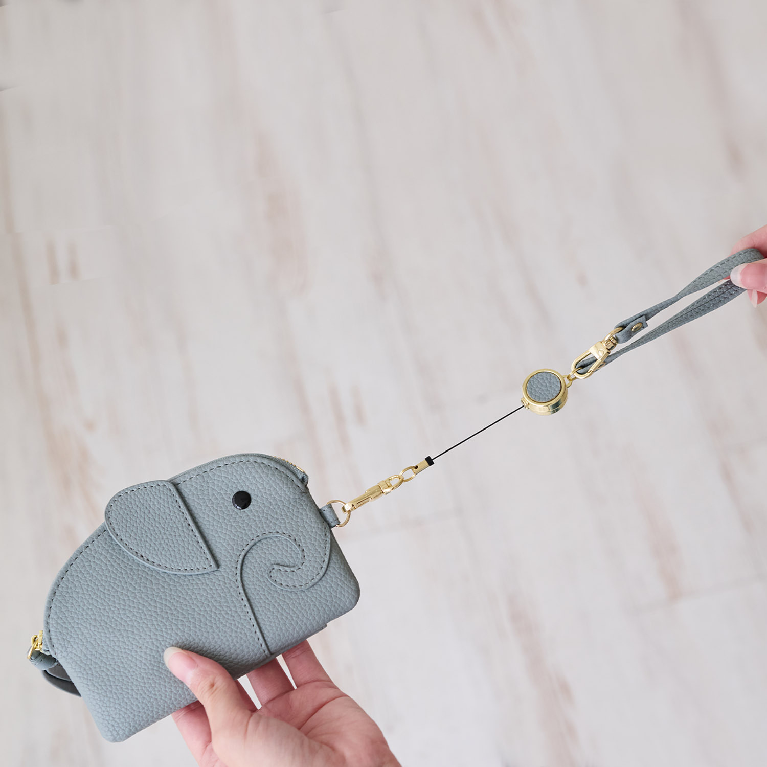 リズデイズ ゾウモティーフ マルチパスケース