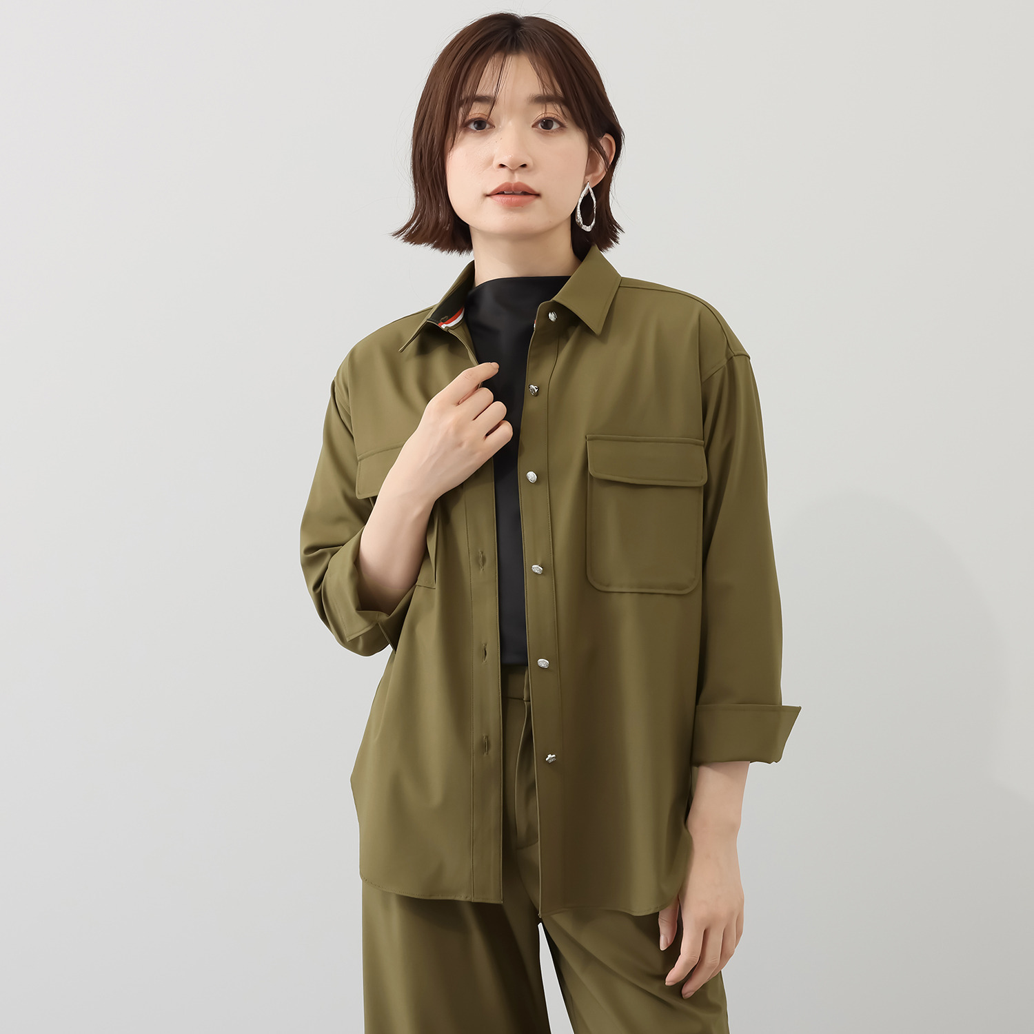 ボン・ブリコラージュ バイ　レイコ・ホウセンジ 接触冷感がうれしい、 軽くて便利な機能派！ ロンドン風アクセントの ライトなシャツジャケット