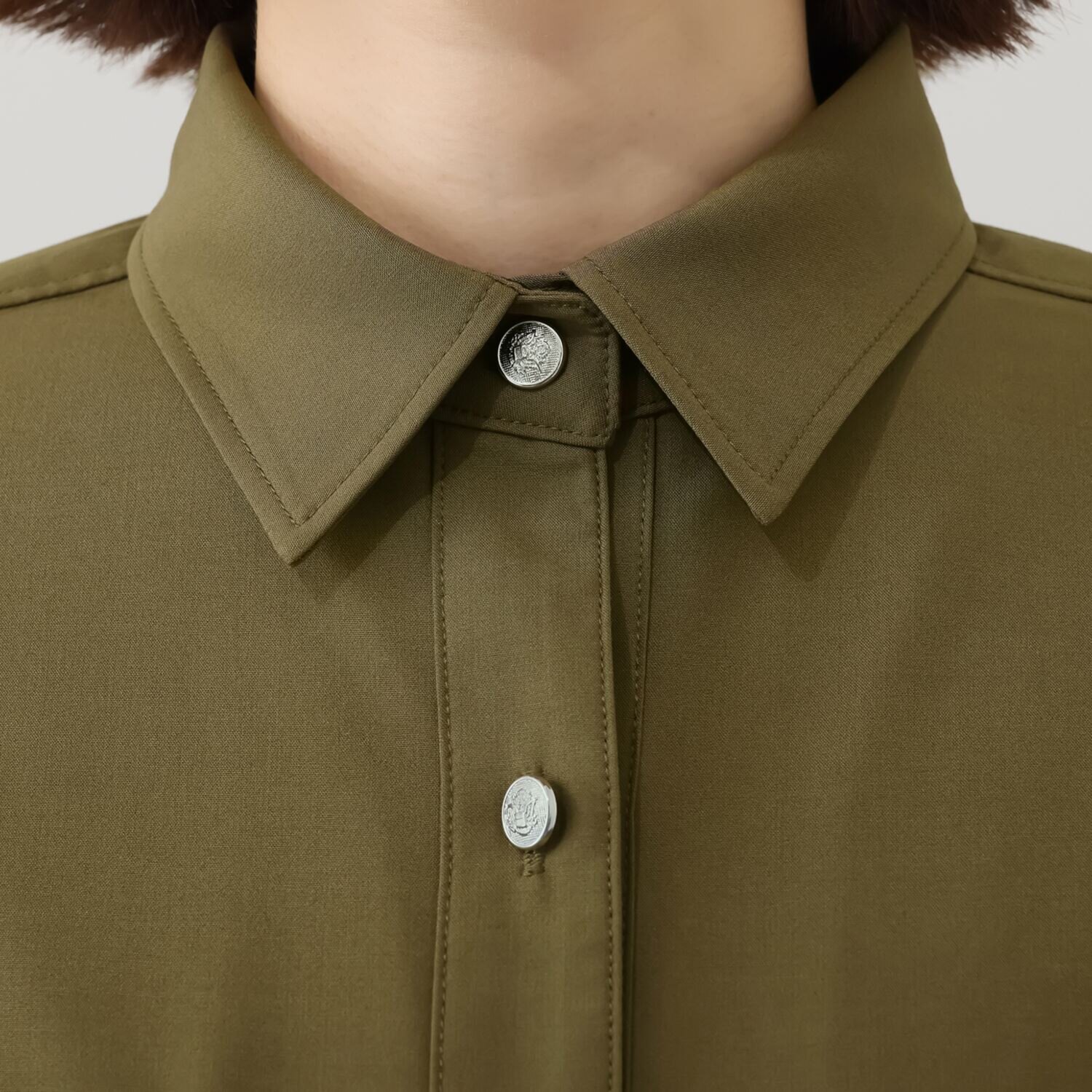 ボン・ブリコラージュ バイ　レイコ・ホウセンジ 接触冷感がうれしい、 軽くて便利な機能派！ ロンドン風アクセントの ライトなシャツジャケット