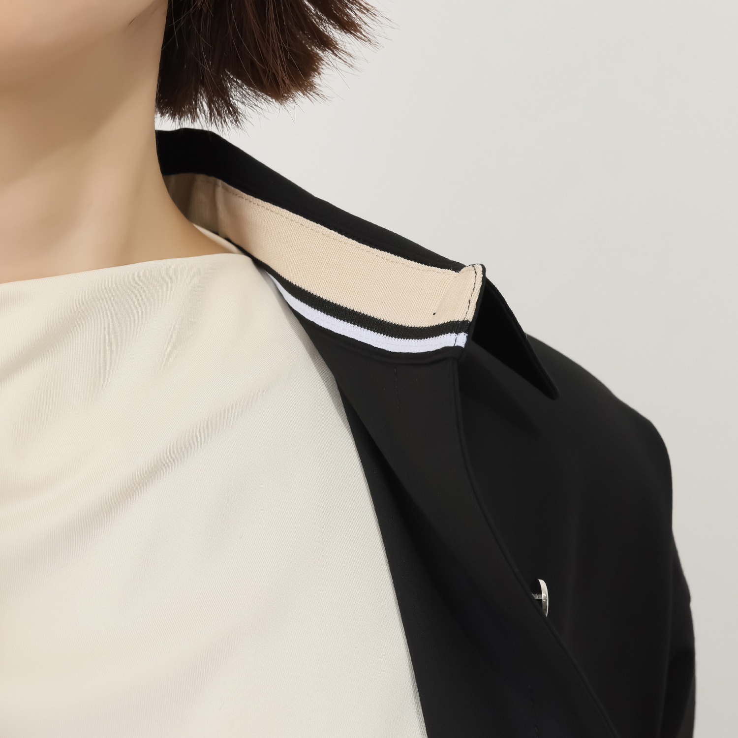 ボン・ブリコラージュ バイ　レイコ・ホウセンジ 接触冷感がうれしい、 軽くて便利な機能派！ ロンドン風アクセントの ライトなシャツジャケット