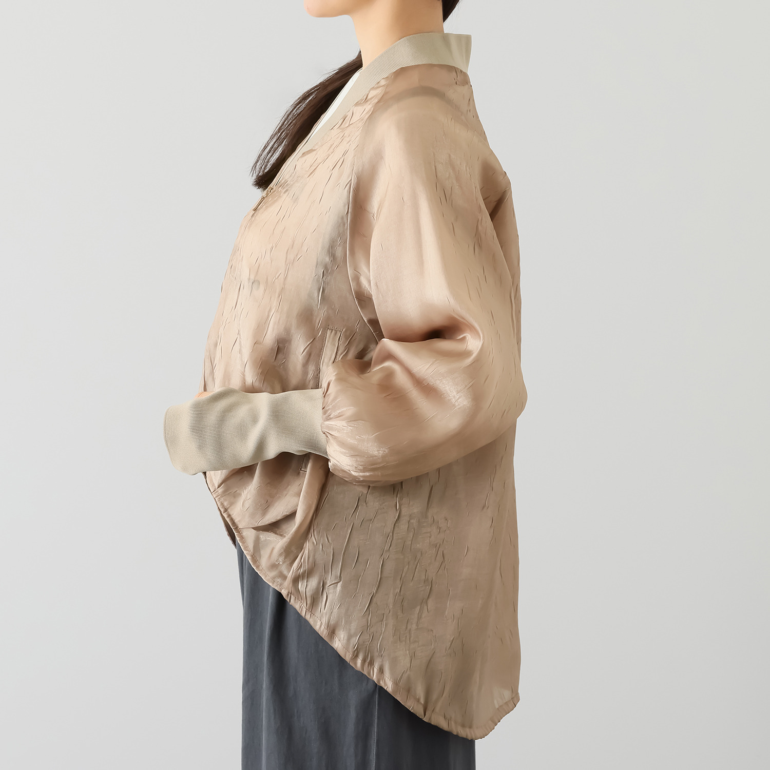 オン　ザ　エッジ 光とシアーとワッシャー スタイリッシュ見え ふんわりジップボレロ