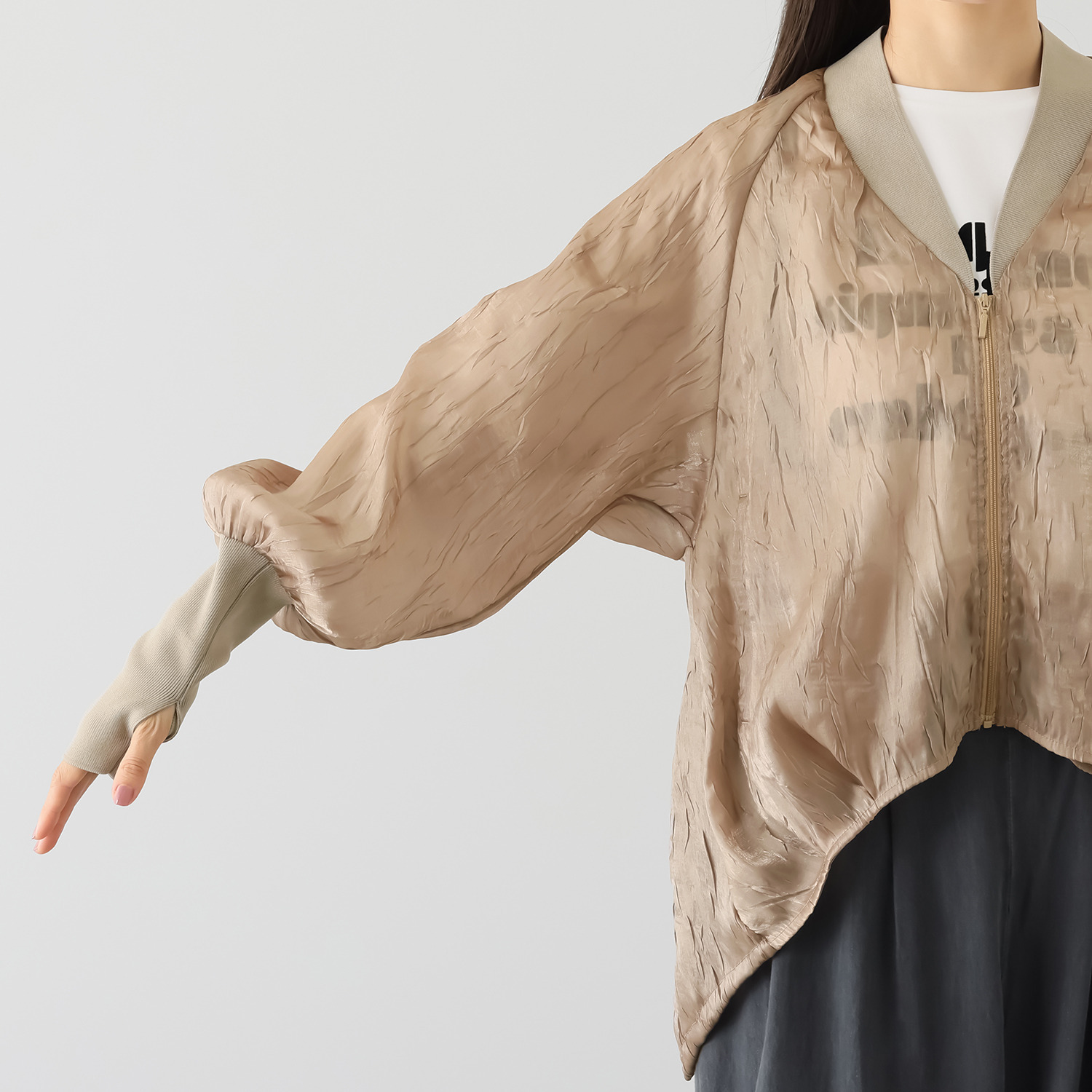 オン　ザ　エッジ 光とシアーとワッシャー スタイリッシュ見え ふんわりジップボレロ