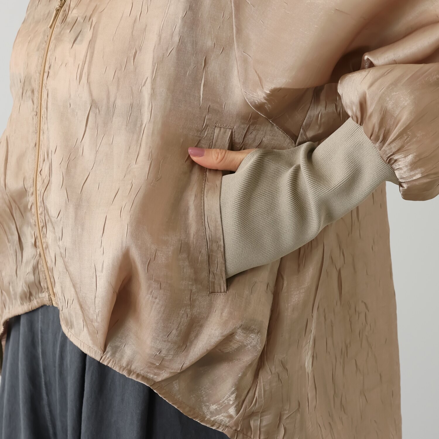 オン　ザ　エッジ 光とシアーとワッシャー スタイリッシュ見え ふんわりジップボレロ