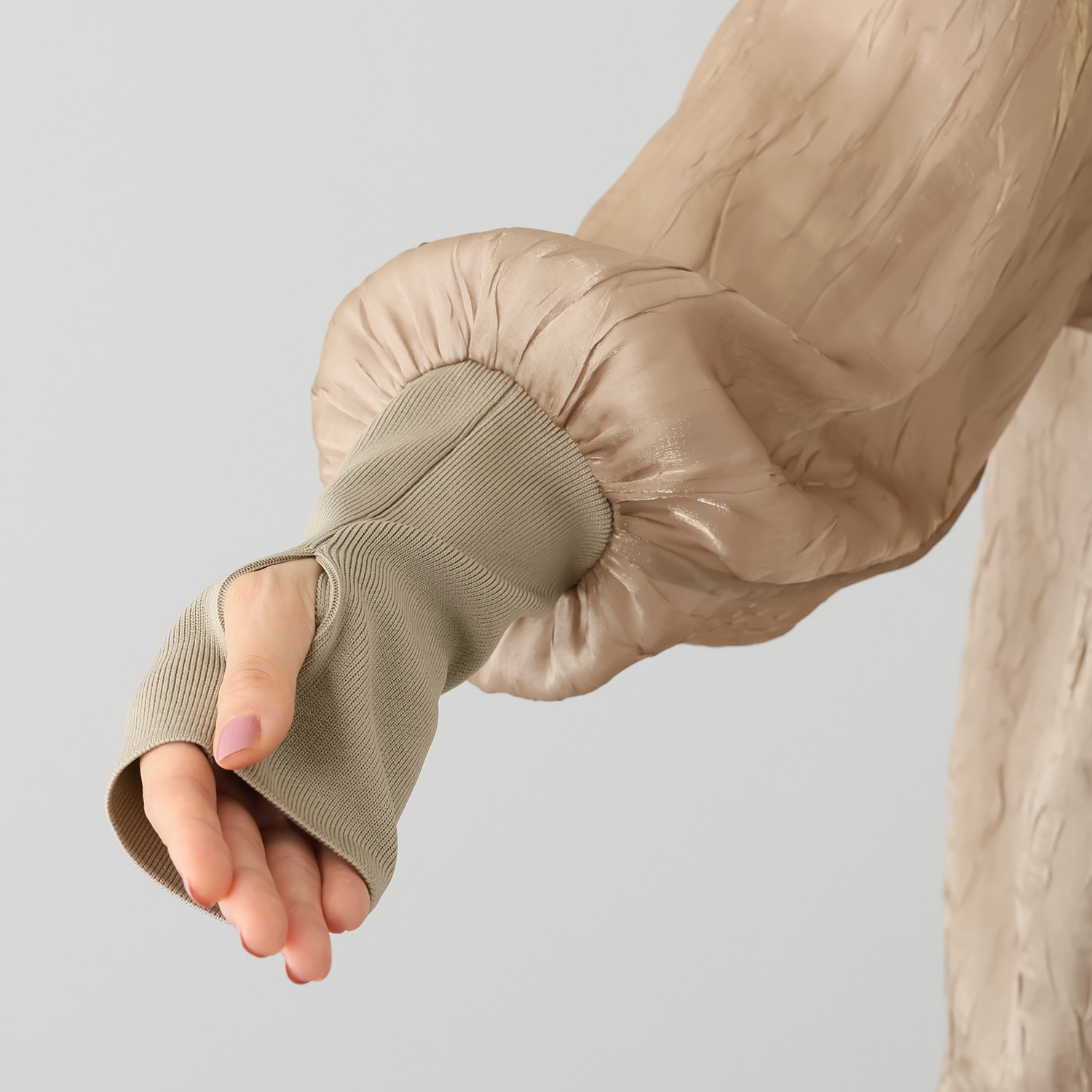 オン　ザ　エッジ 光とシアーとワッシャー スタイリッシュ見え ふんわりジップボレロ