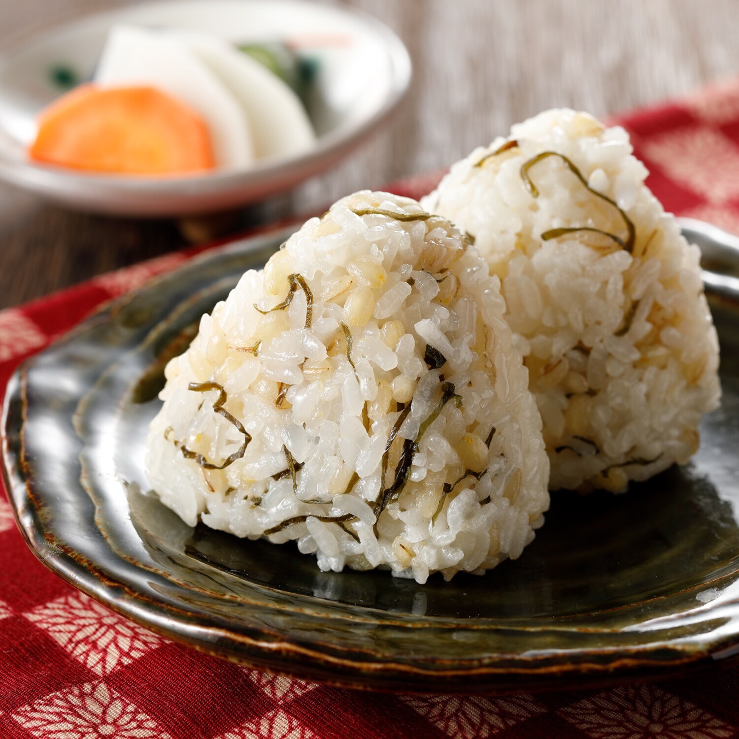 ＜石川＞プチプチ食感！ ひゃくまん穀 もち麦塩昆布おにぎり