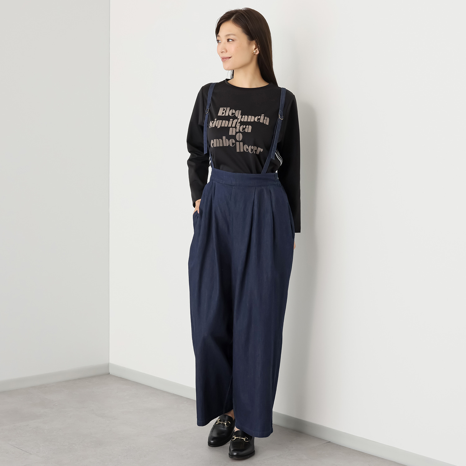 オン　ザ　エッジ ライトなデニムで スタイルアップ サスペンダー付 タックイージーパンツ