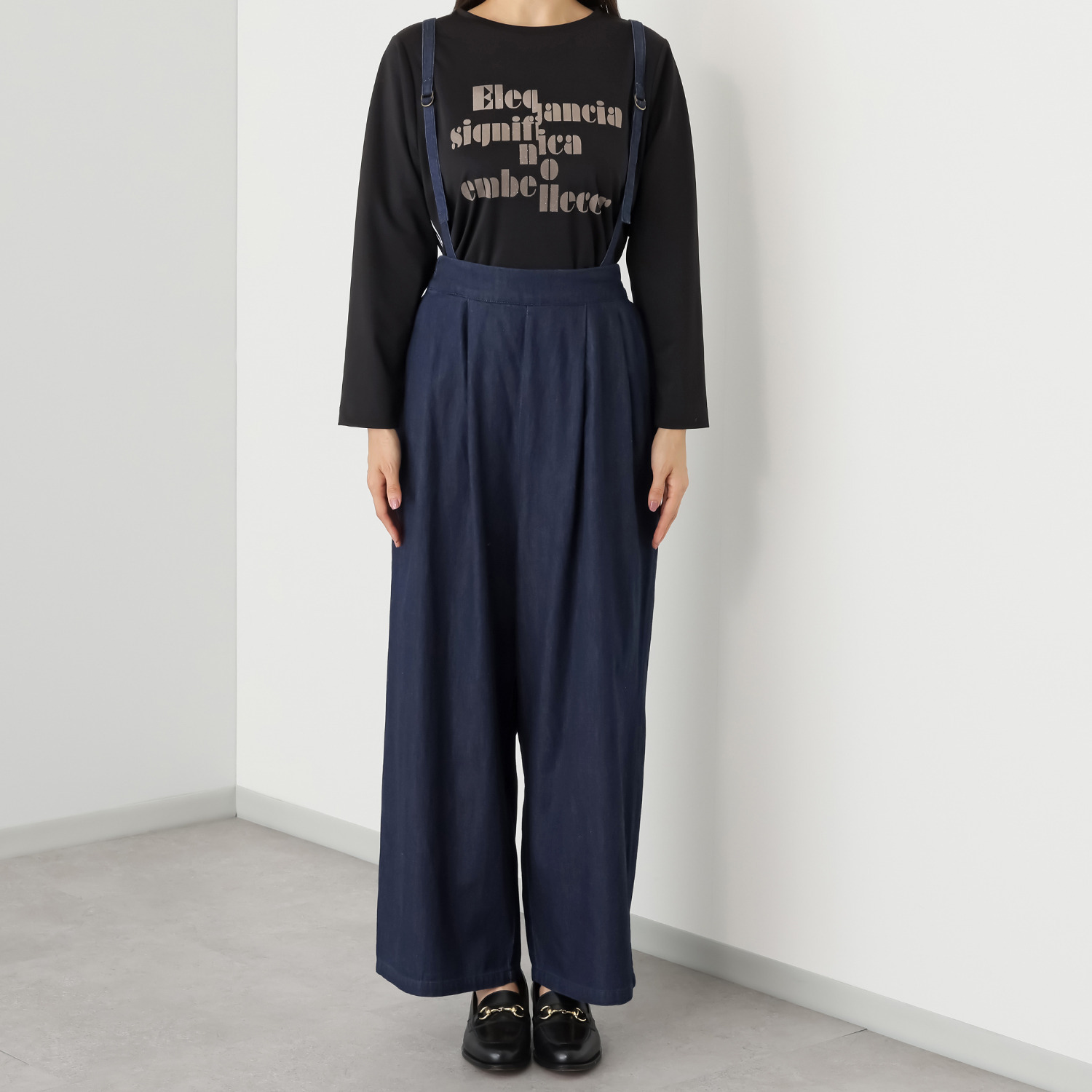 オン　ザ　エッジ ライトなデニムで スタイルアップ サスペンダー付 タックイージーパンツ