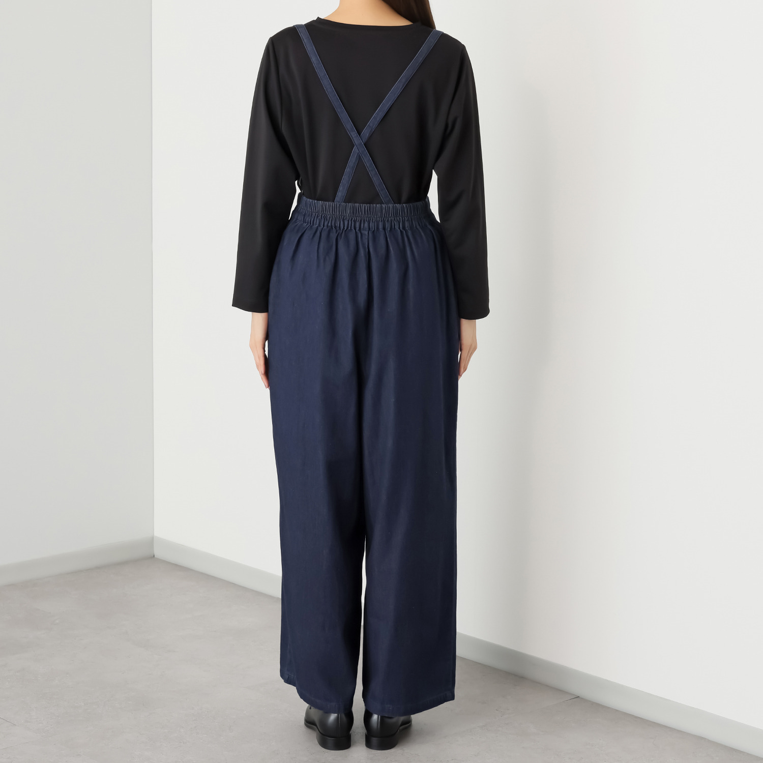 オン　ザ　エッジ ライトなデニムで スタイルアップ サスペンダー付 タックイージーパンツ