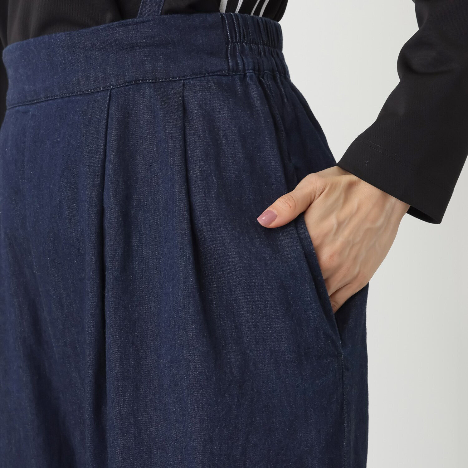 オン　ザ　エッジ ライトなデニムで スタイルアップ サスペンダー付 タックイージーパンツ