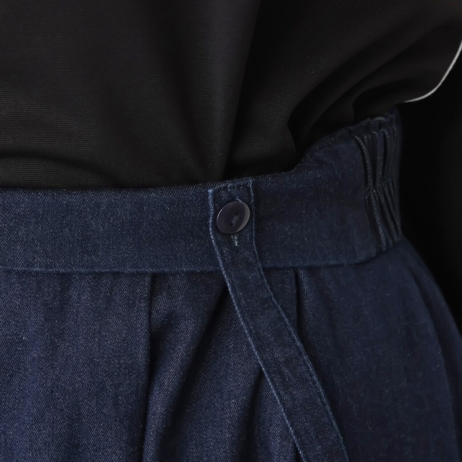 オン　ザ　エッジ ライトなデニムで スタイルアップ サスペンダー付 タックイージーパンツ