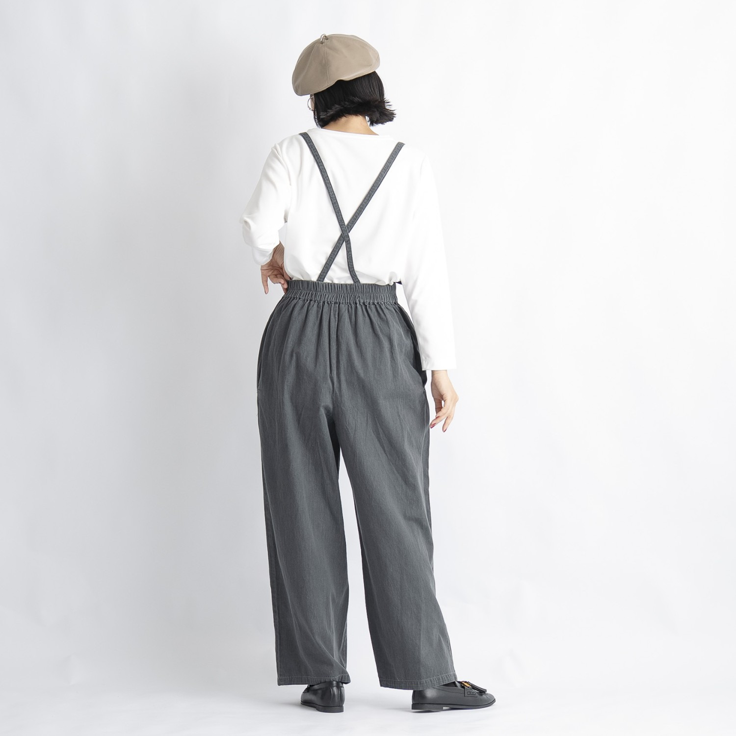 オン　ザ　エッジ ライトなデニムで スタイルアップ サスペンダー付 タックイージーパンツ