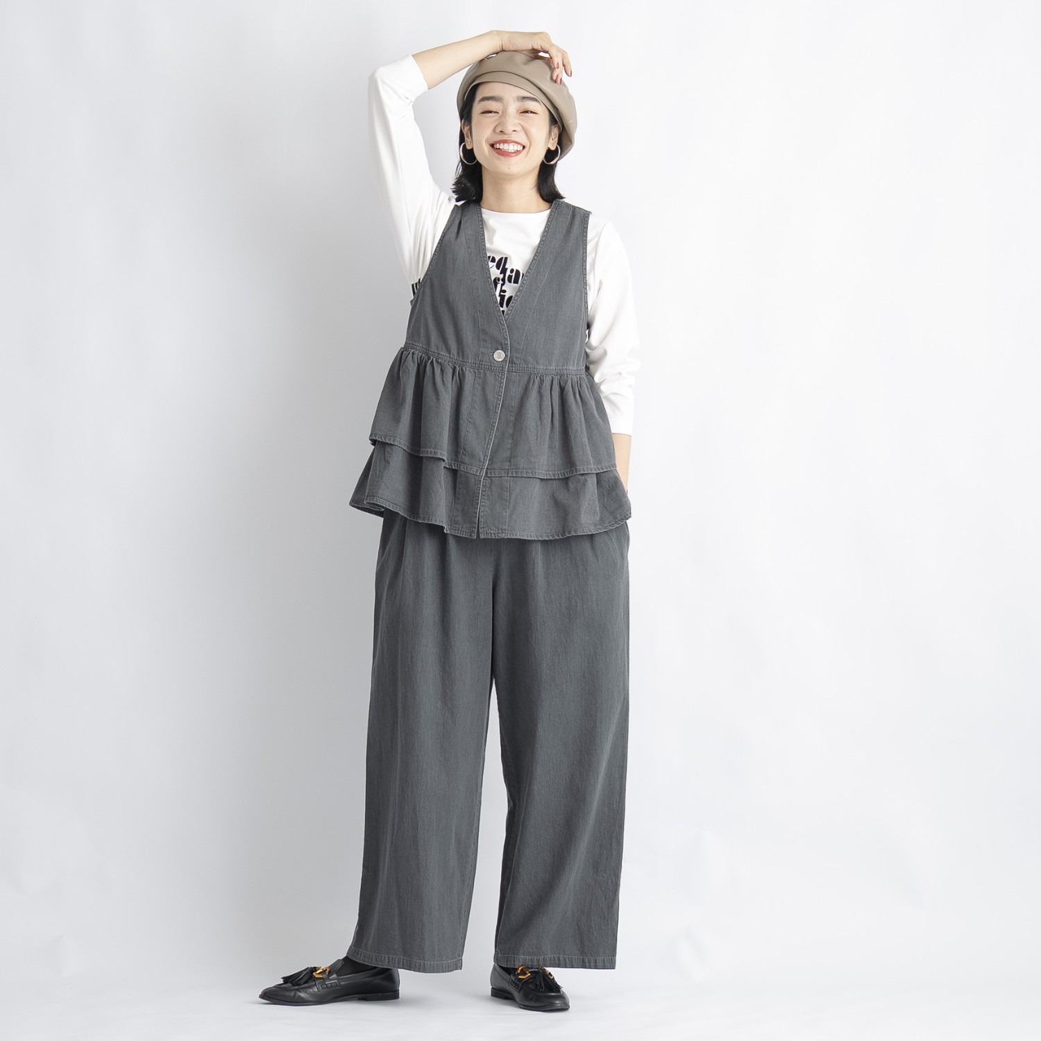 オン　ザ　エッジ ライトなデニムで スタイルアップ サスペンダー付 タックイージーパンツ