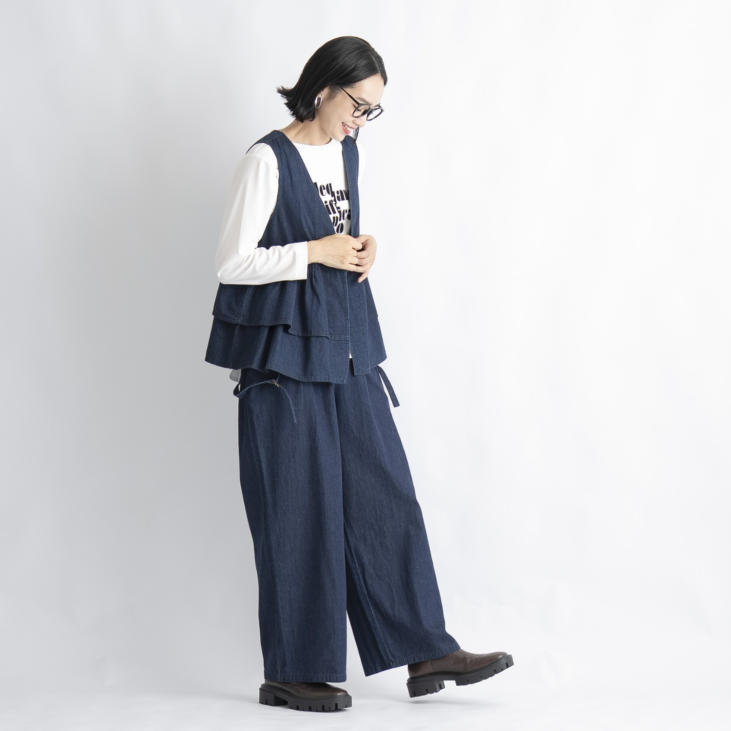 オン　ザ　エッジ ライトなデニムで スタイルアップ サスペンダー付 タックイージーパンツ