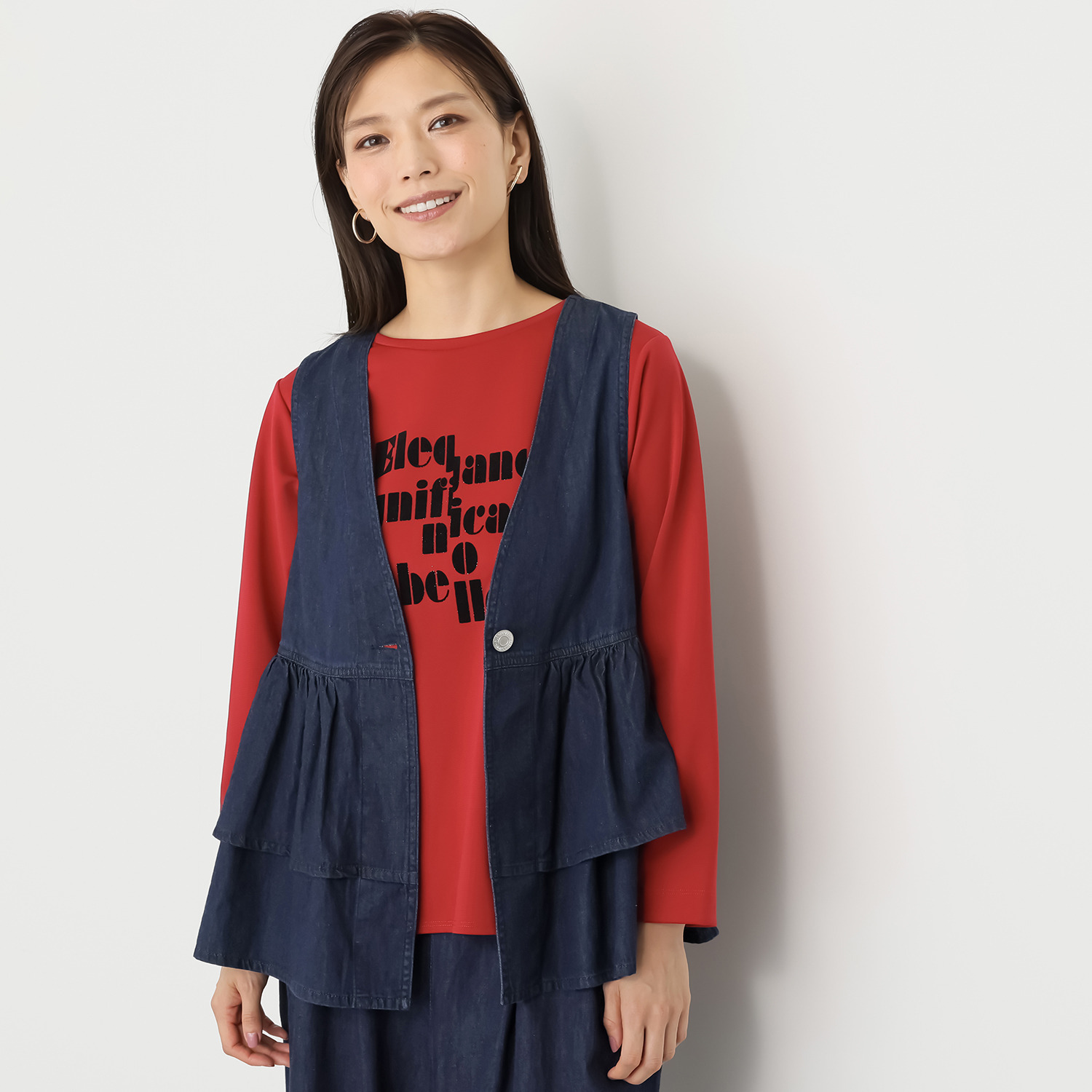 オン　ザ　エッジ ライトなデニムで スタイルアップ 切り替え２段フリルが新鮮 ユースフルベスト