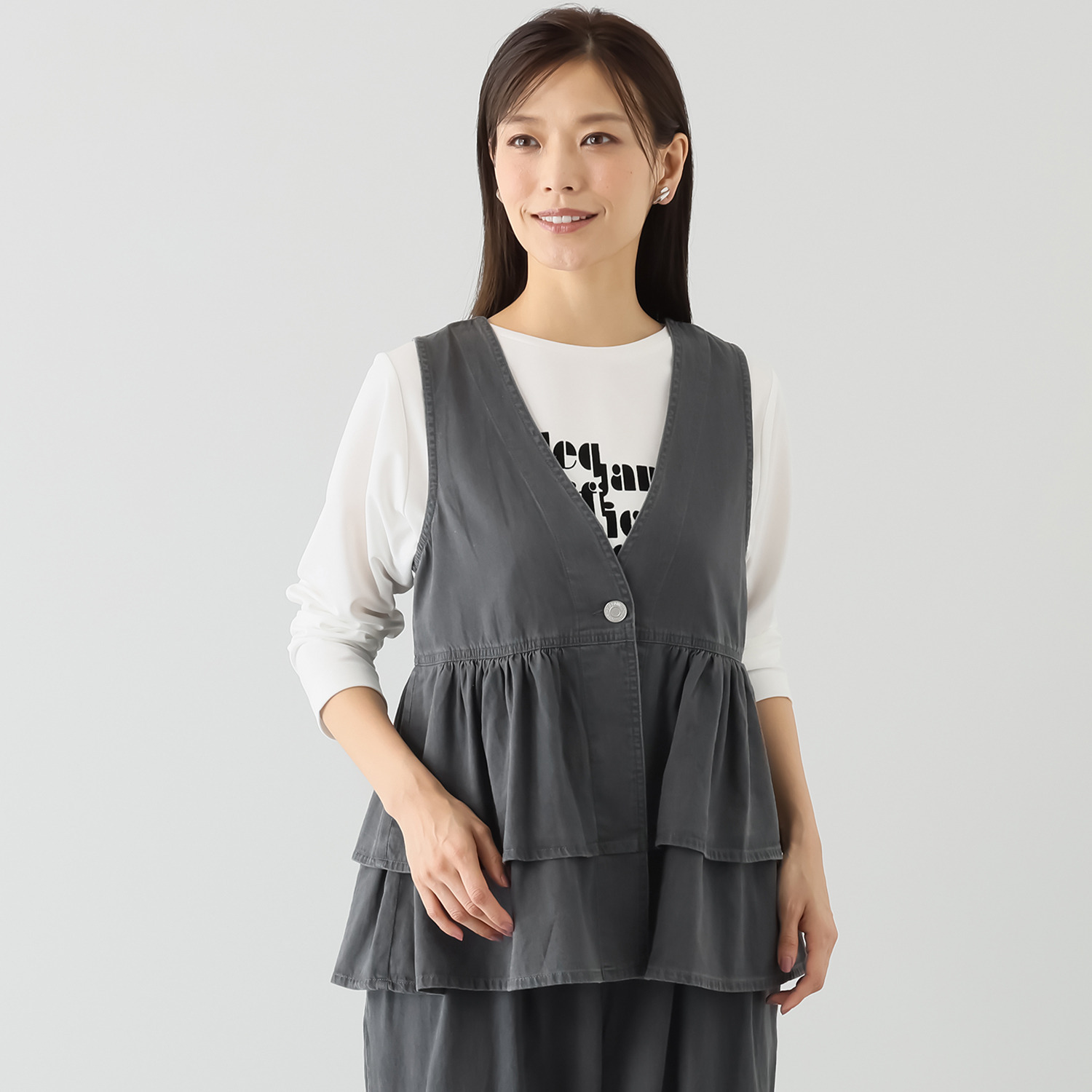 オン　ザ　エッジ ライトなデニムで スタイルアップ 切り替え２段フリルが新鮮 ユースフルベスト