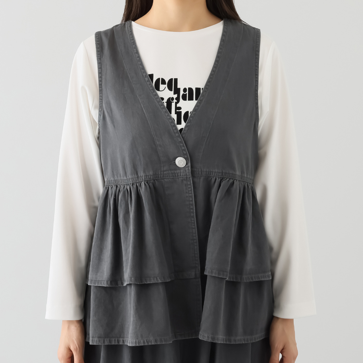 オン　ザ　エッジ ライトなデニムで スタイルアップ 切り替え２段フリルが新鮮 ユースフルベスト