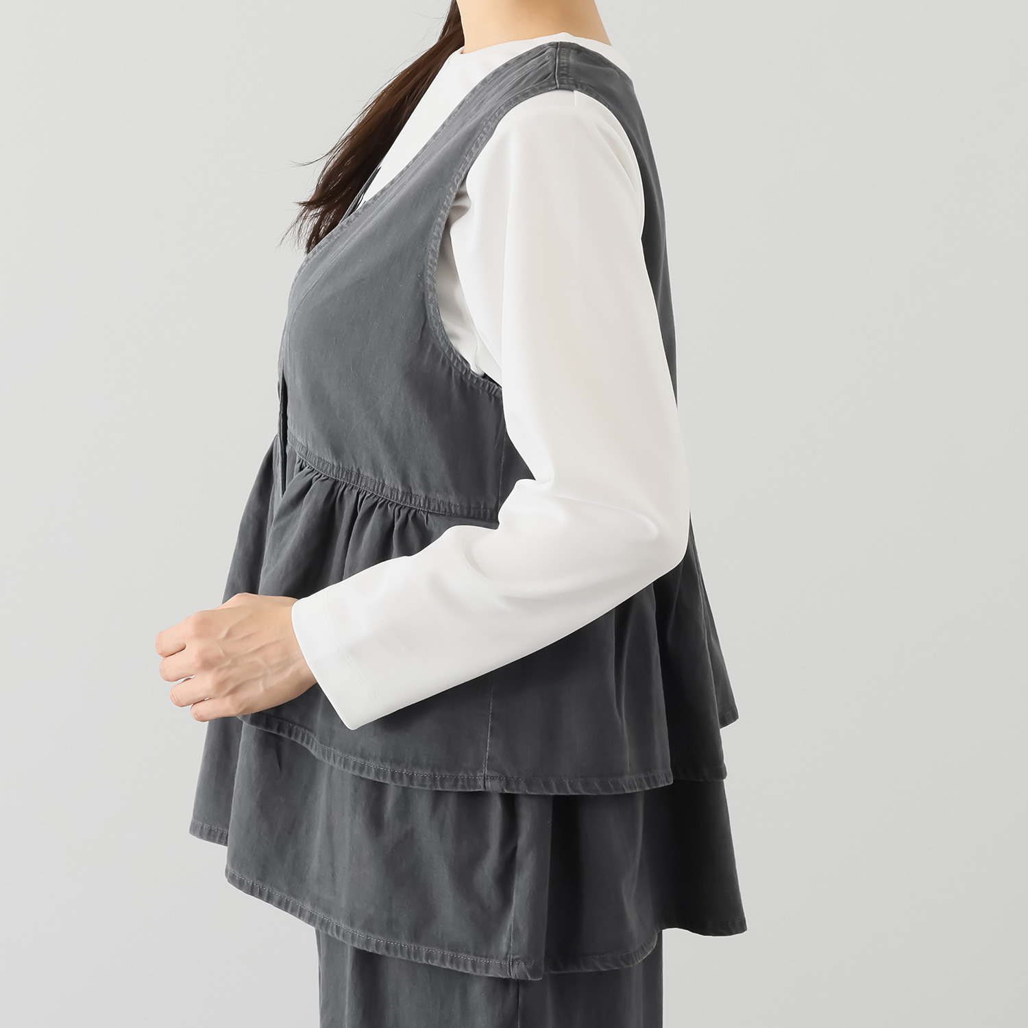 オン　ザ　エッジ ライトなデニムで スタイルアップ 切り替え２段フリルが新鮮 ユースフルベスト