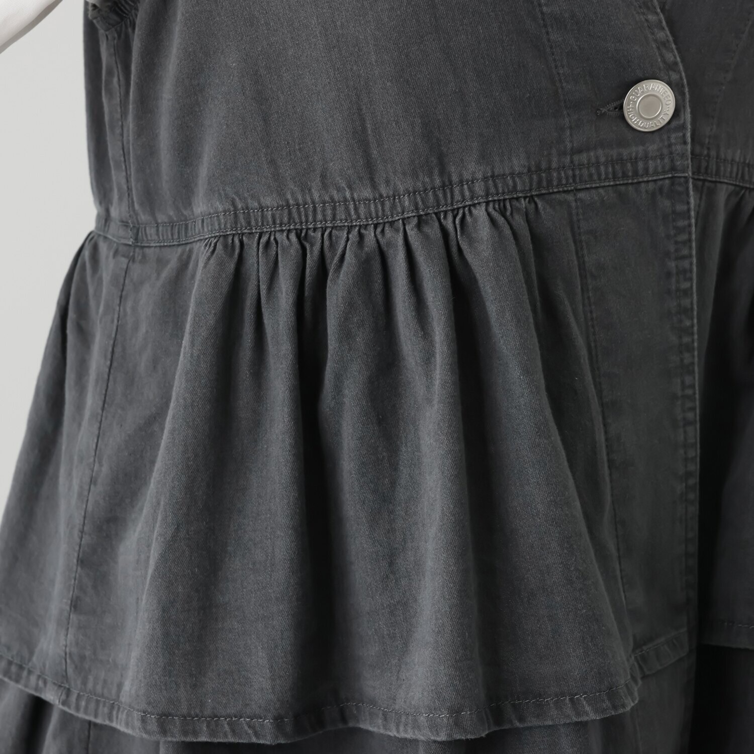 オン　ザ　エッジ ライトなデニムで スタイルアップ 切り替え２段フリルが新鮮 ユースフルベスト