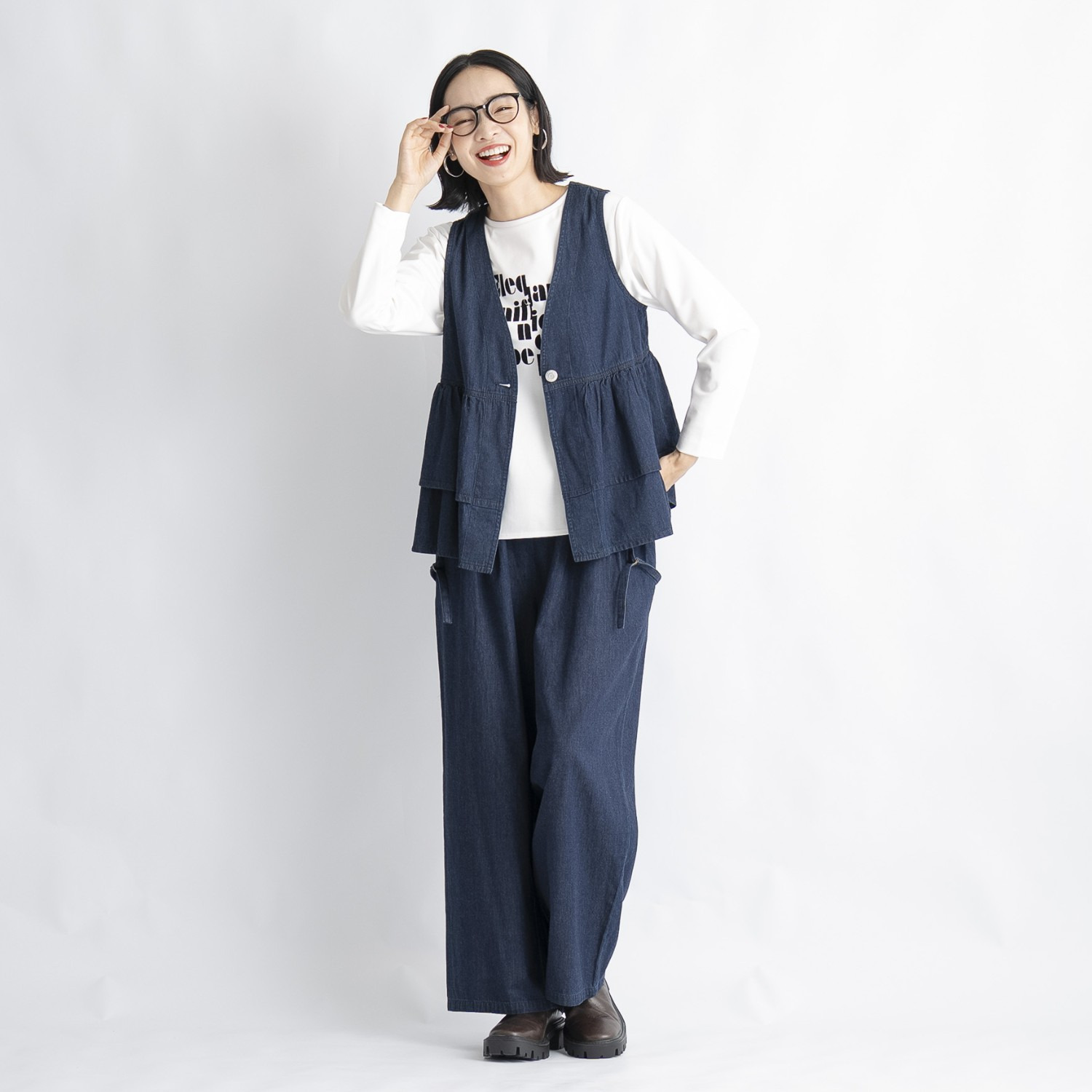 オン　ザ　エッジ ライトなデニムで スタイルアップ 切り替え２段フリルが新鮮 ユースフルベスト