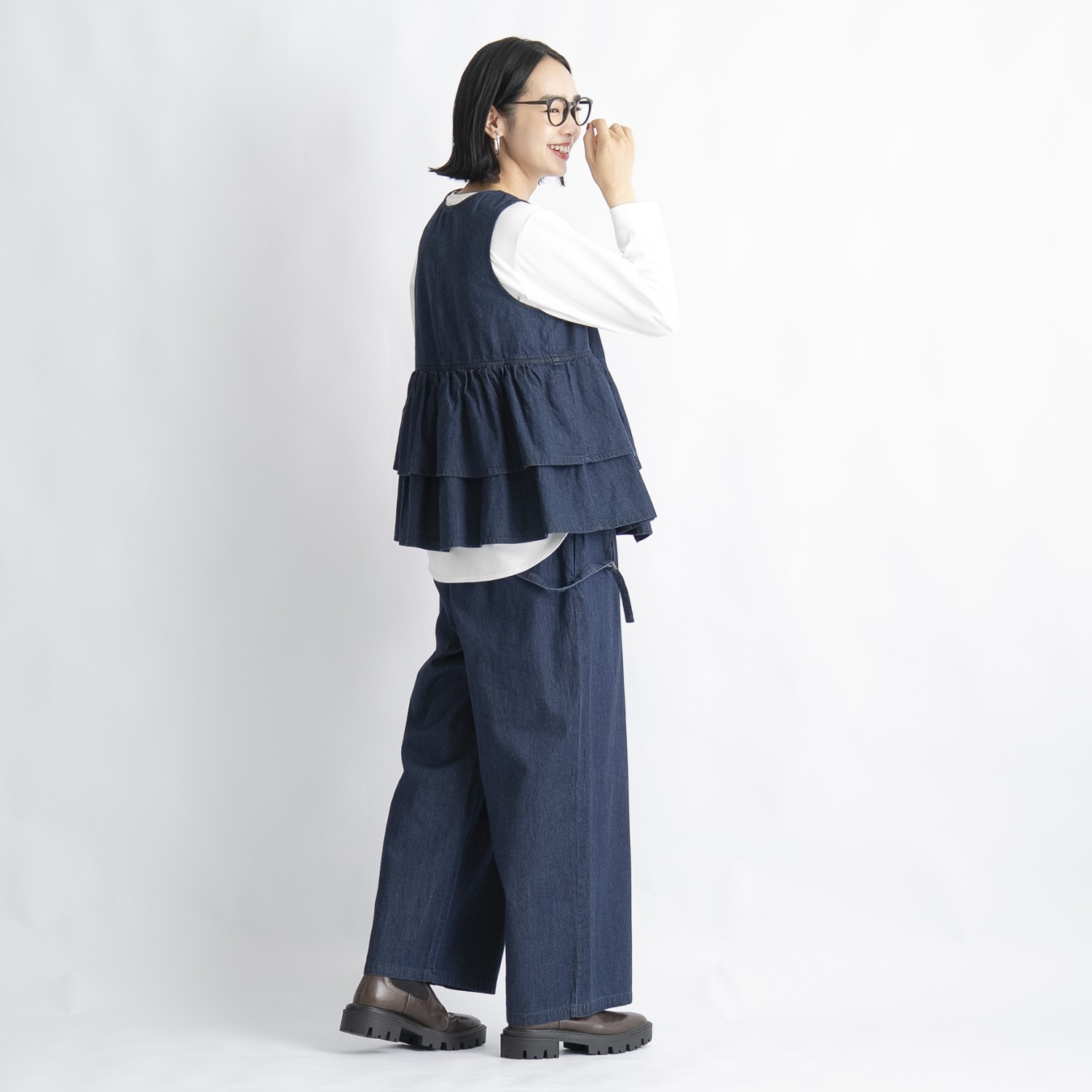 オン　ザ　エッジ ライトなデニムで スタイルアップ 切り替え２段フリルが新鮮 ユースフルベスト