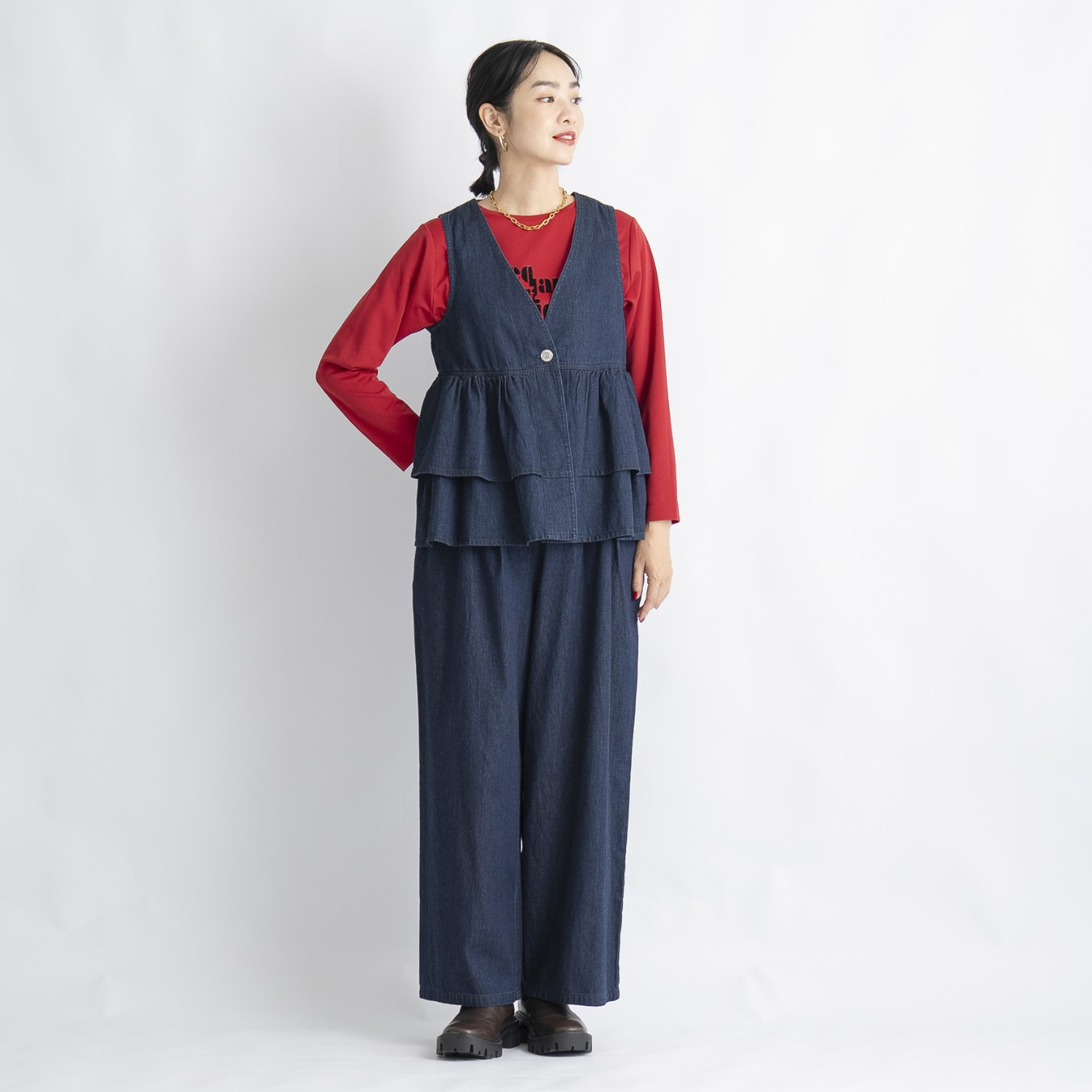 オン　ザ　エッジ ライトなデニムで スタイルアップ 切り替え２段フリルが新鮮 ユースフルベスト