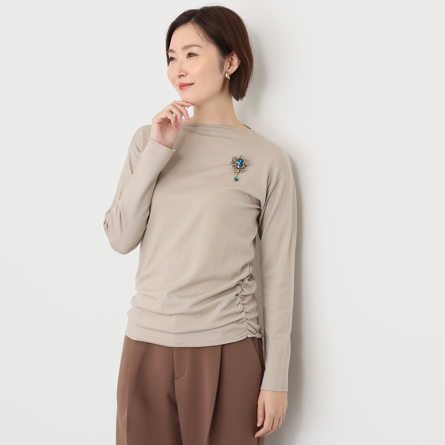 キリ　エ　キリ ブローチ付 シャーリングデザイン ニットプルオーバー