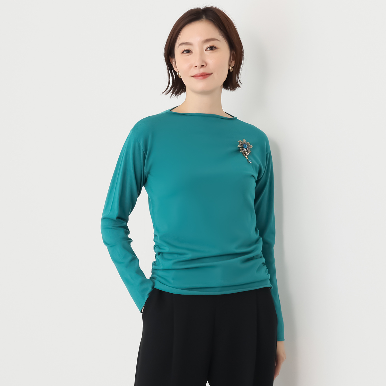 キリ　エ　キリ ブローチ付 シャーリングデザイン ニットプルオーバー