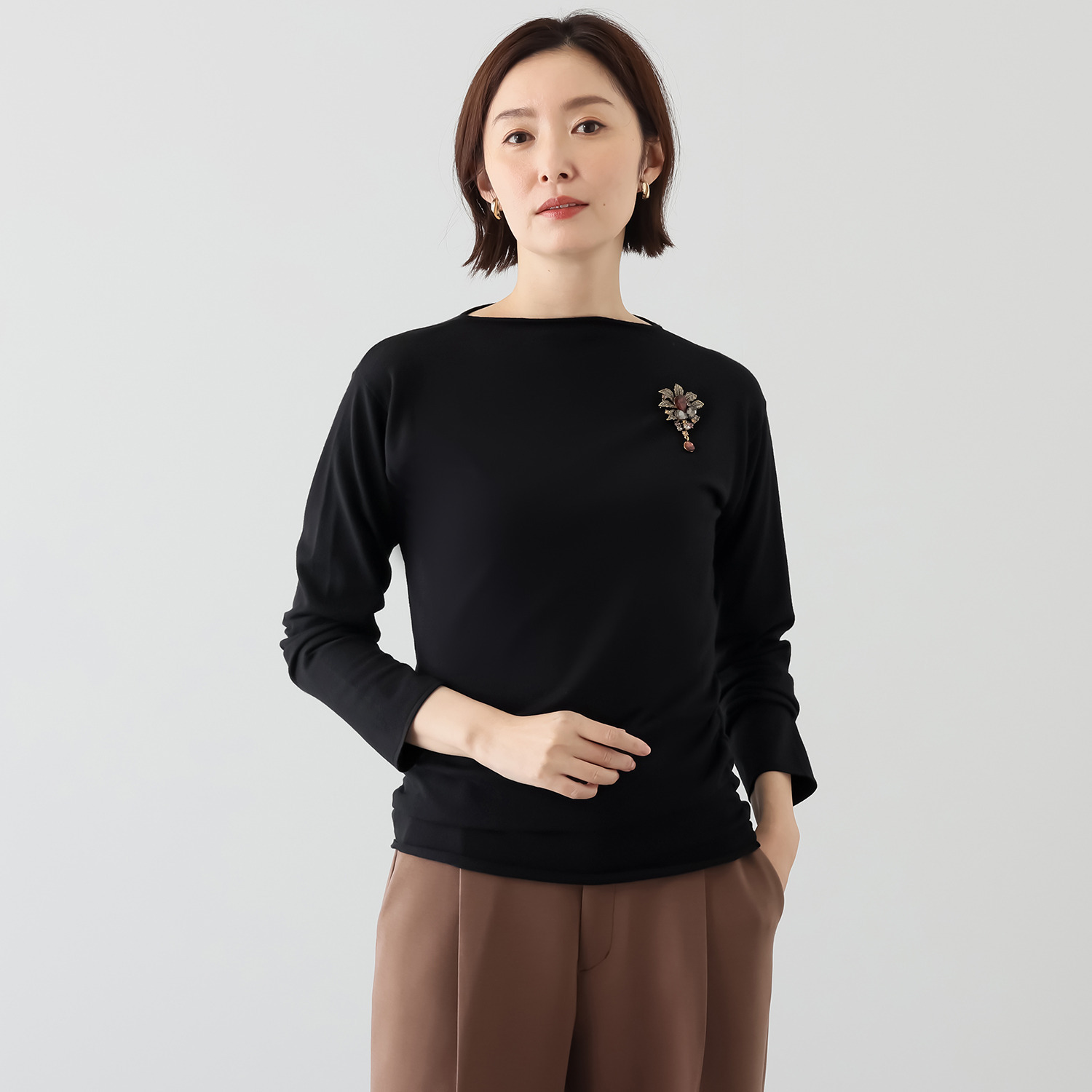 キリ　エ　キリ ブローチ付 シャーリングデザイン ニットプルオーバー