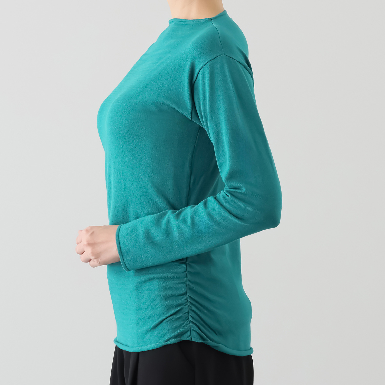 キリ　エ　キリ ブローチ付 シャーリングデザイン ニットプルオーバー