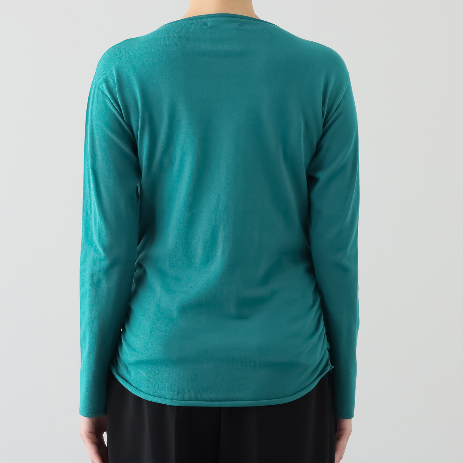 キリ　エ　キリ ブローチ付 シャーリングデザイン ニットプルオーバー