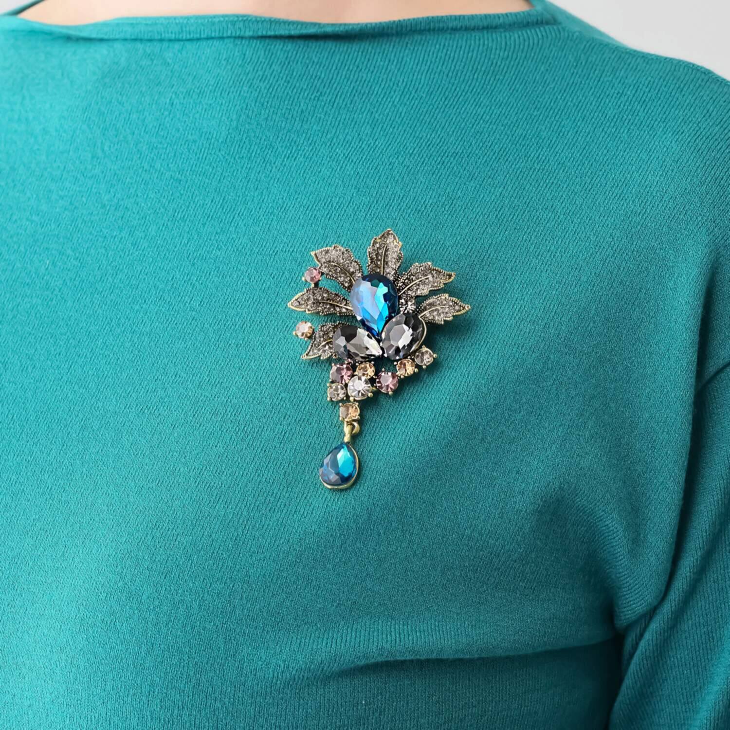 キリ　エ　キリ ブローチ付 シャーリングデザイン ニットプルオーバー