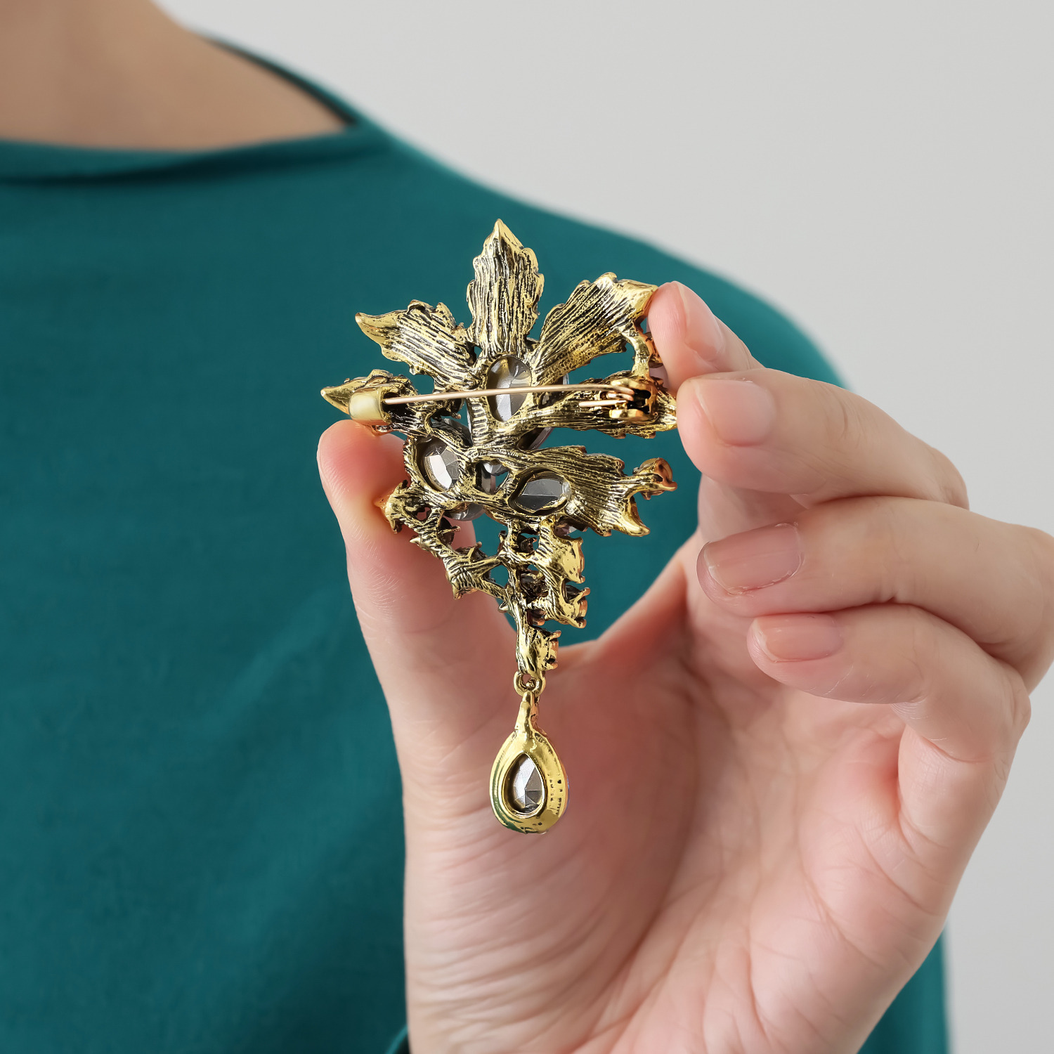 キリ　エ　キリ ブローチ付 シャーリングデザイン ニットプルオーバー