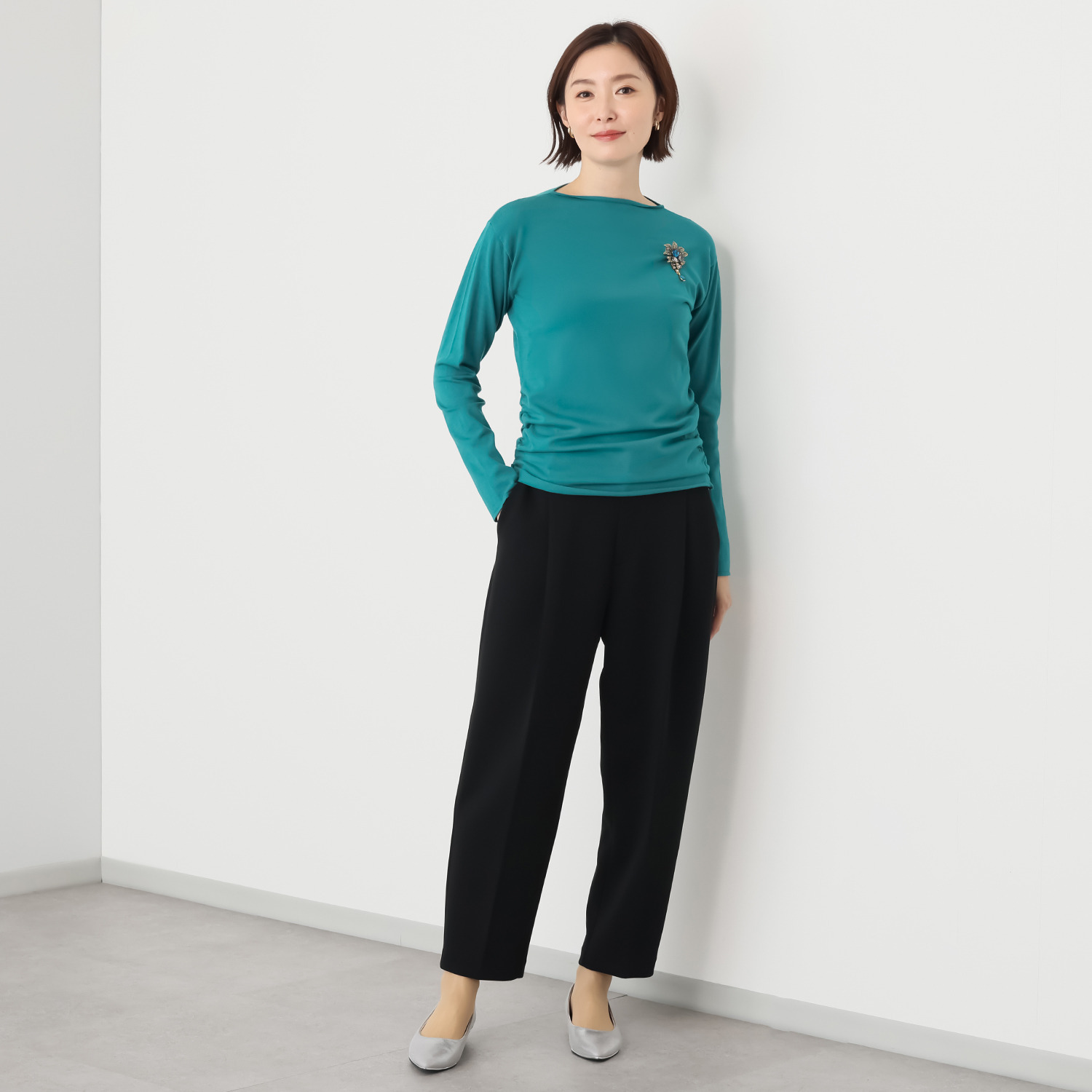 キリ　エ　キリ ブローチ付 シャーリングデザイン ニットプルオーバー