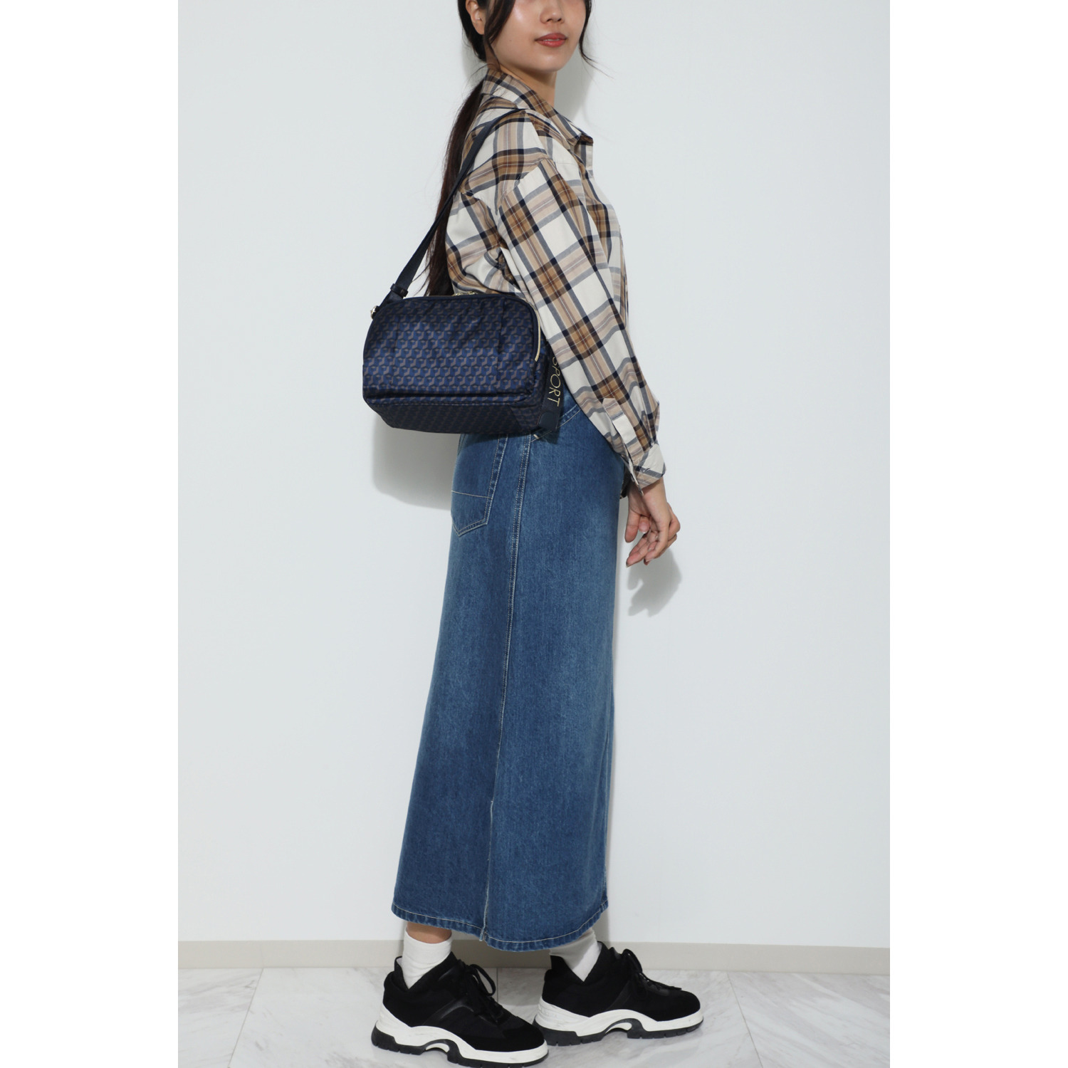 ＥＬＬＥ　ＳＰＯＲＴ はっ水 お財布機能付 軽量ショルダーバッグ